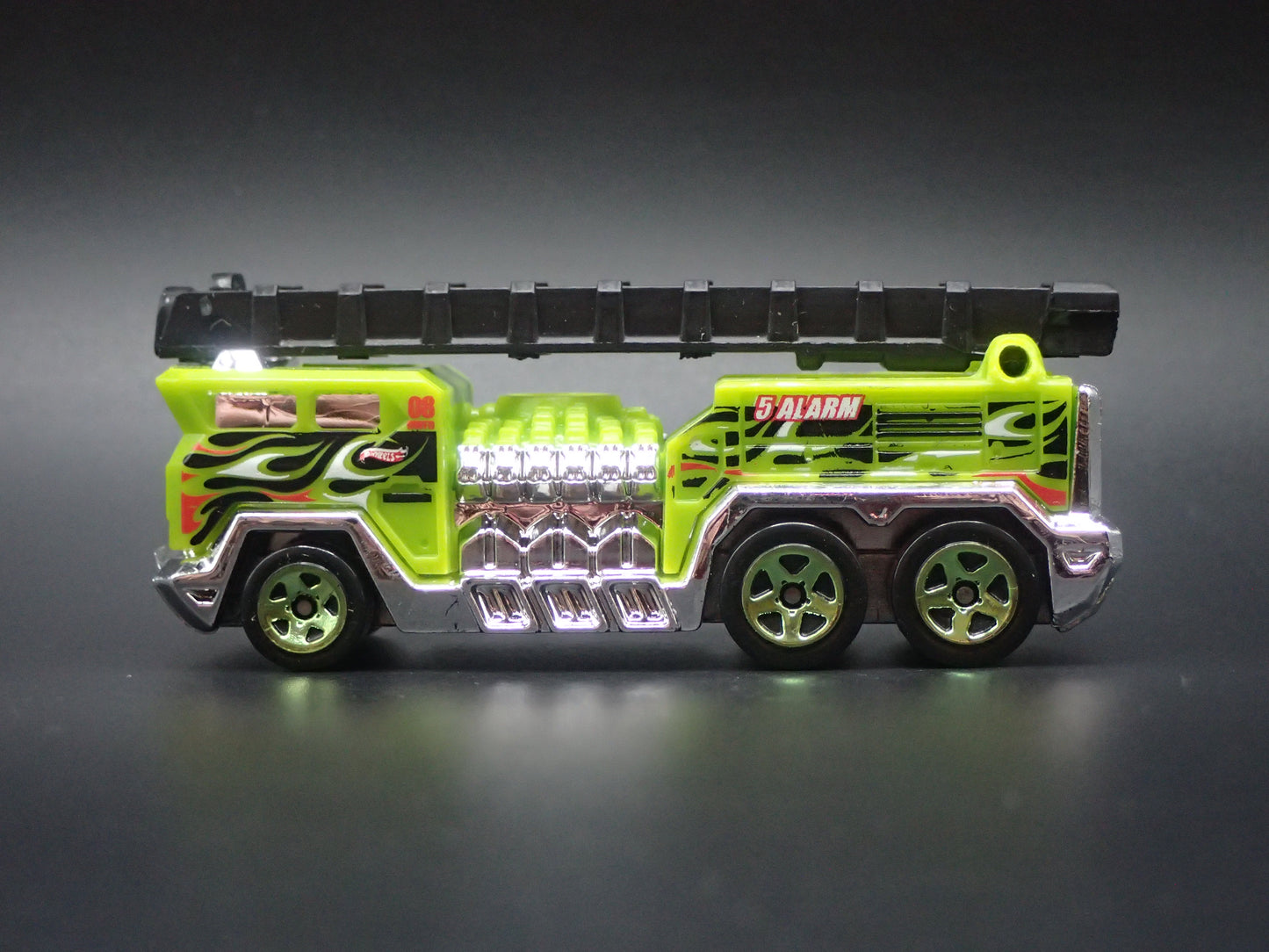 FIRE ENGINE TRUCK GREEN 1:64 HW SCALE COLLECTIBLE DIORAMA DIECAST MODEL CAR