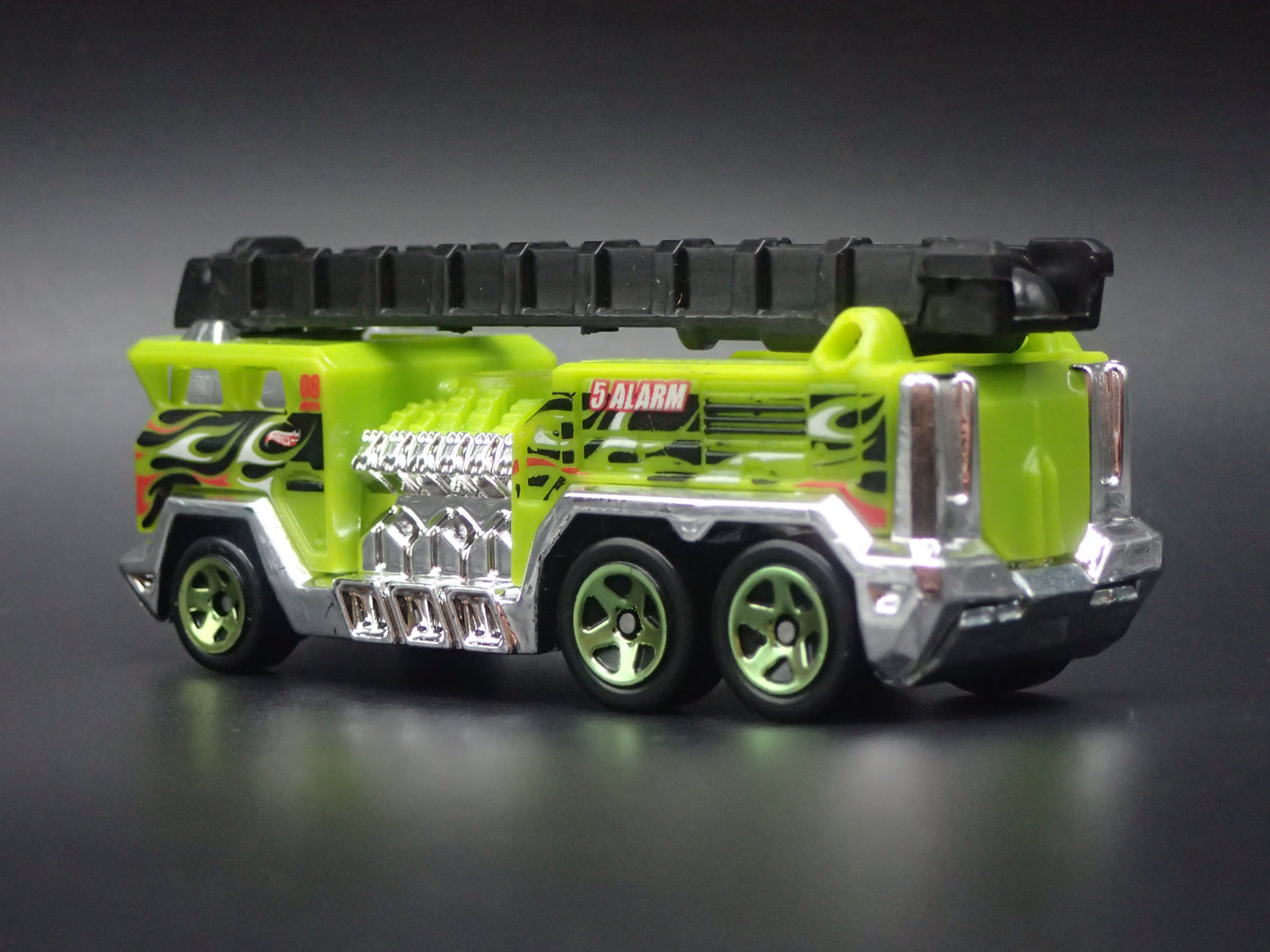 FIRE ENGINE TRUCK GREEN 1:64 HW SCALE COLLECTIBLE DIORAMA DIECAST MODEL CAR