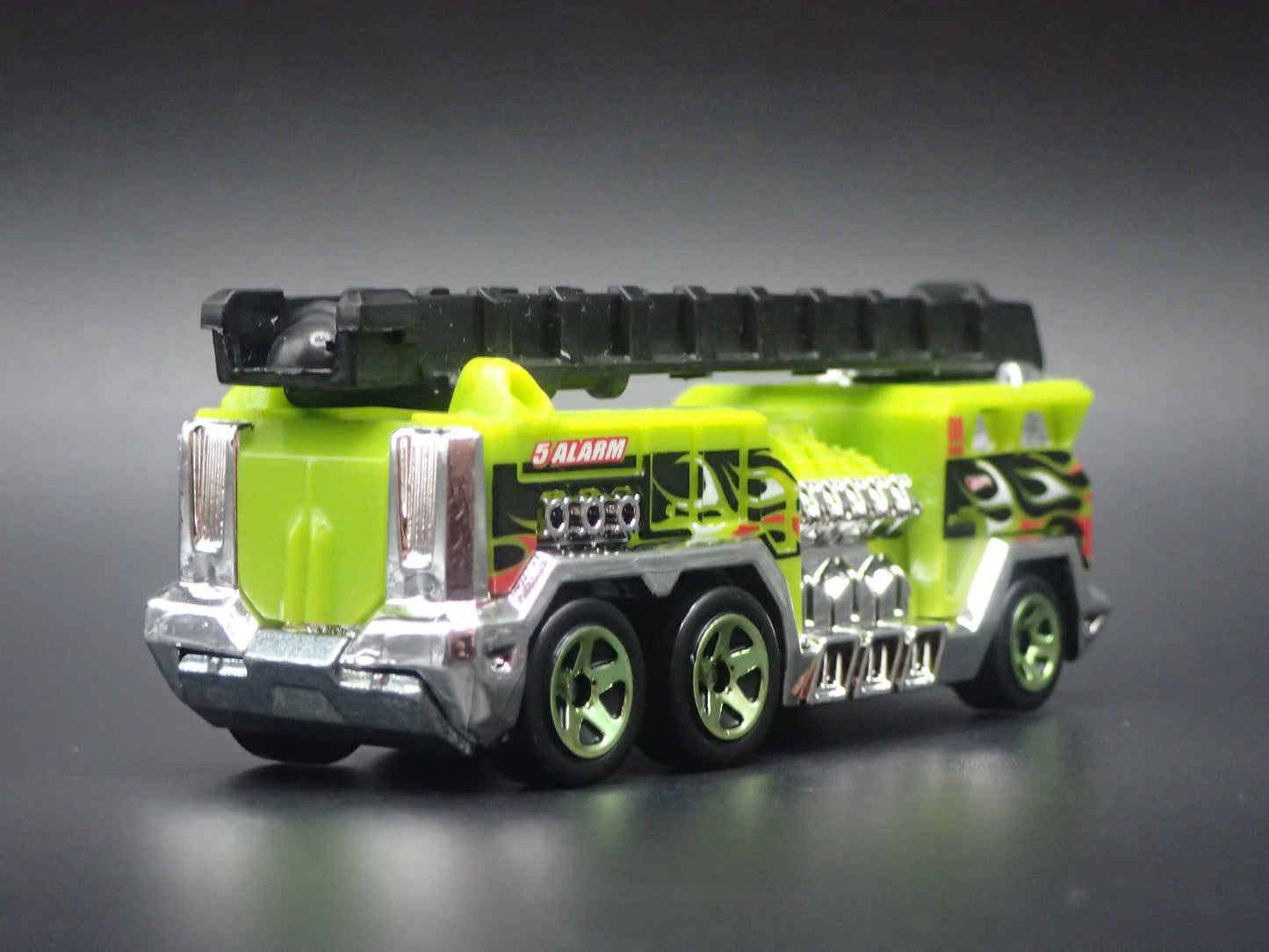 FIRE ENGINE TRUCK GREEN 1:64 HW SCALE COLLECTIBLE DIORAMA DIECAST MODEL CAR