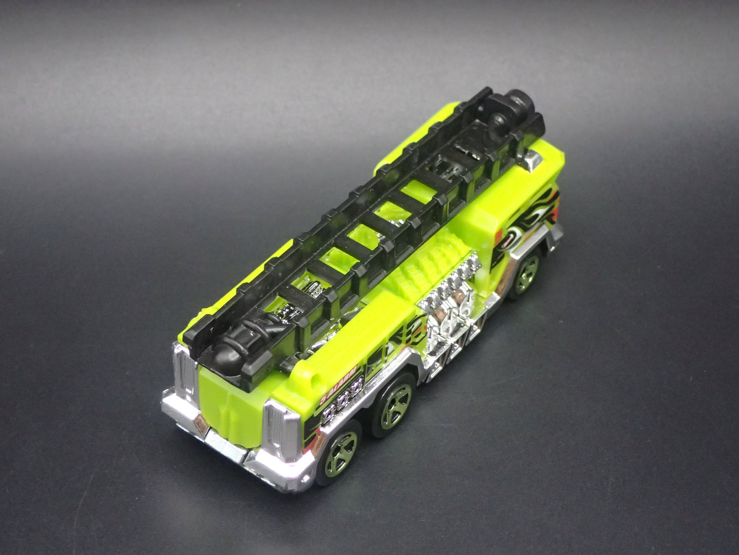 FIRE ENGINE TRUCK GREEN 1:64 HW SCALE COLLECTIBLE DIORAMA DIECAST MODEL CAR