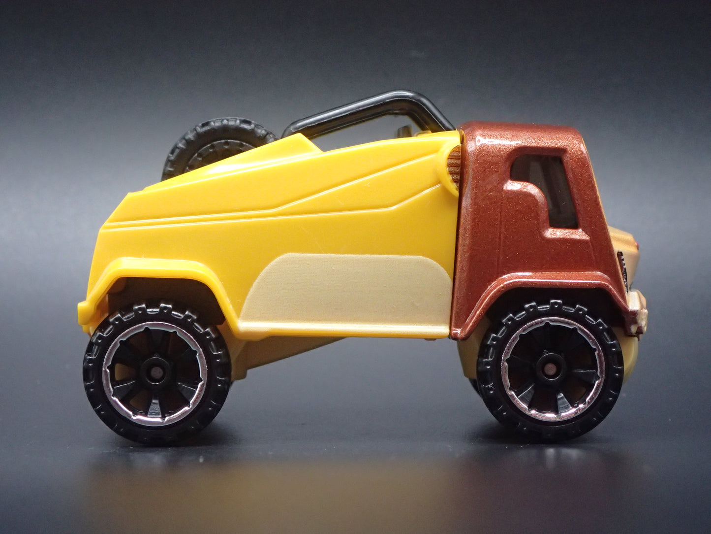 SIMBA DISNEY CHARACTER CARS 1:64 SCALE DIORAMA DIECAST MODEL CAR