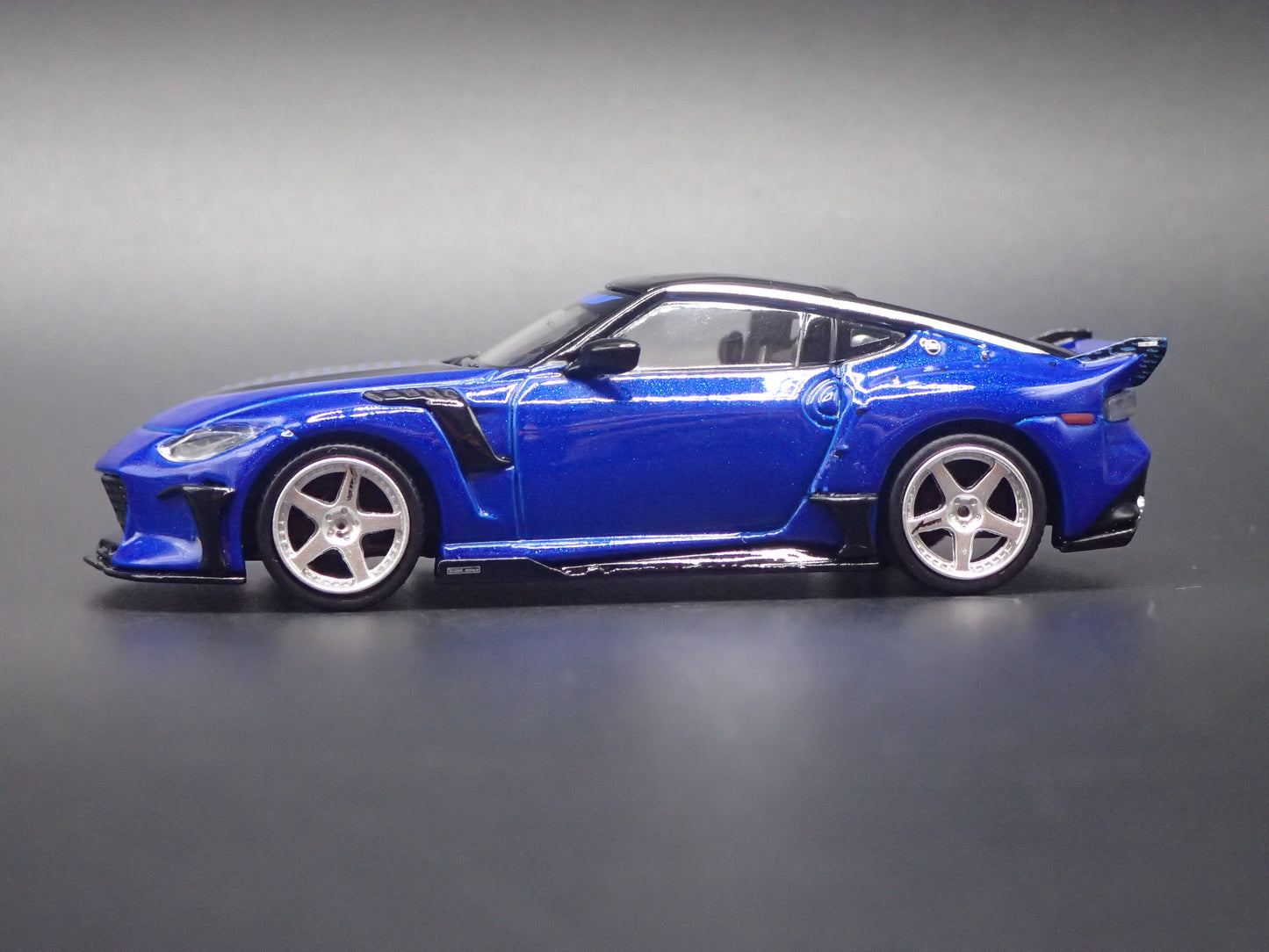 2023-2026 NISSAN Z VEILSIDE FFZ400 BLUE 1:64 SCALE DIORAMA DIECAST MODEL CAR