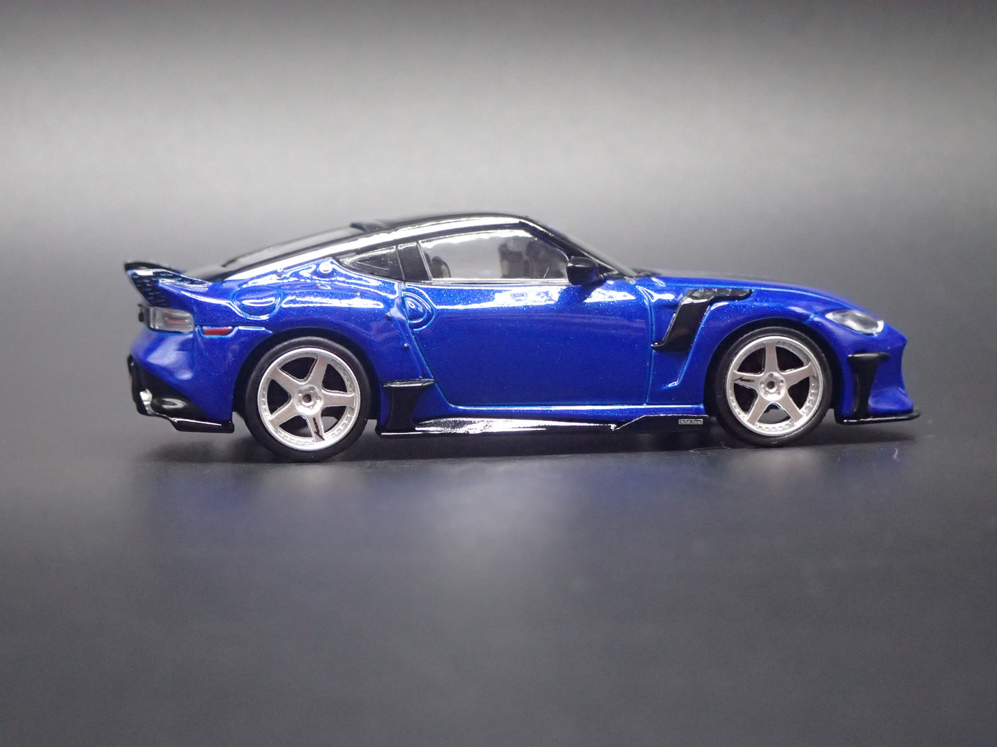 2023-2026 NISSAN Z VEILSIDE FFZ400 BLUE 1:64 SCALE DIORAMA DIECAST MODEL CAR