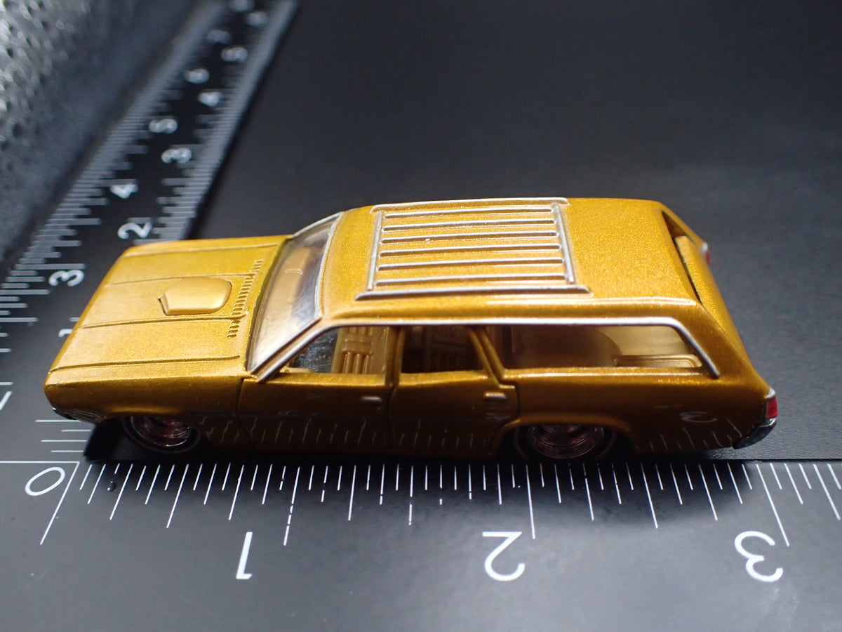 1971 71 PLYMOUTH SATELLITE STATION WAGON 1/64 SCALE DIORAMA DIECAST MODEL CAR