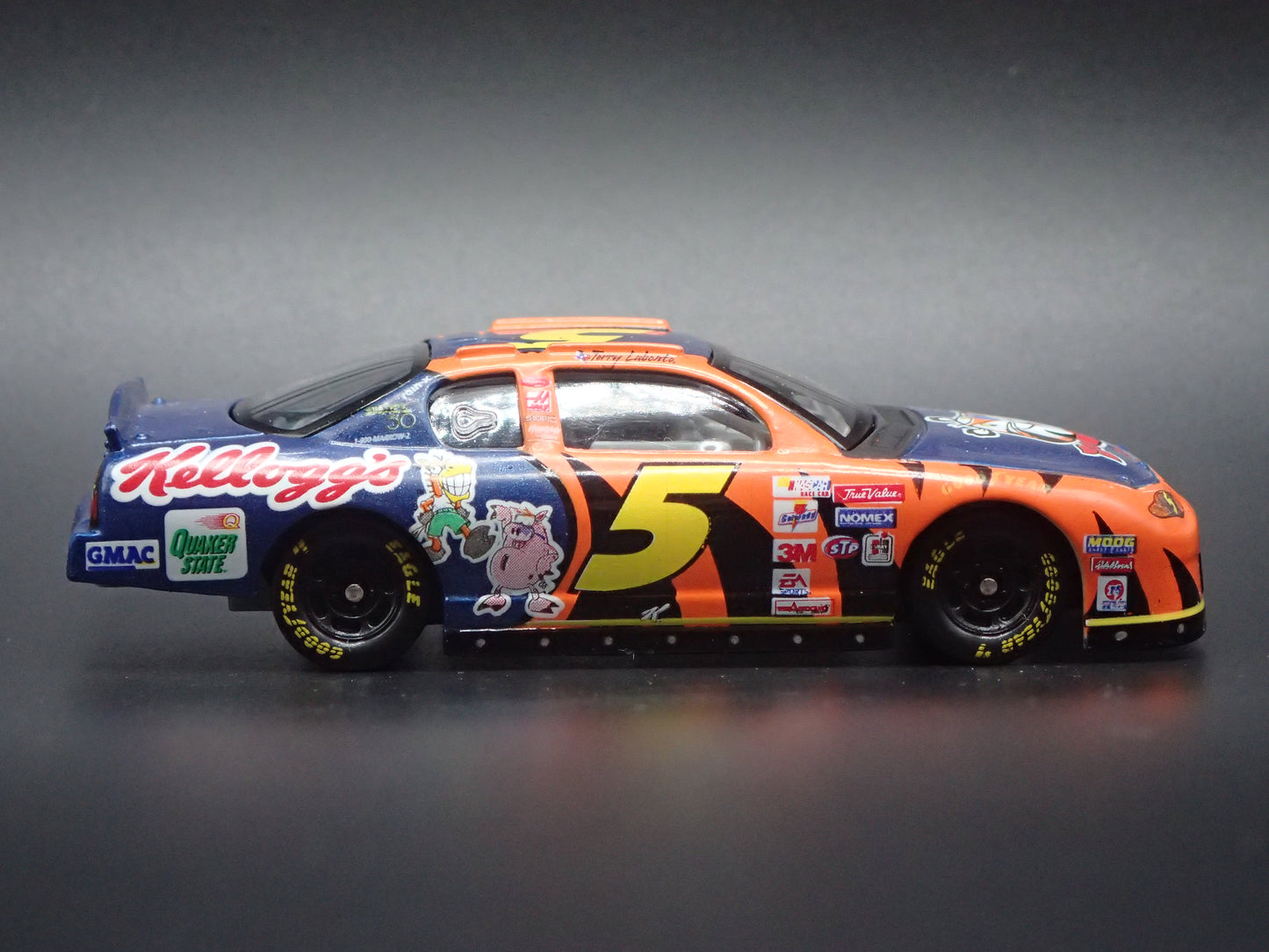 2001 01 CHEVROLET MONTE CARLO 5 TERRY LABONTE NASCAR 1:64 SCALE DIECAST MODEL CAR