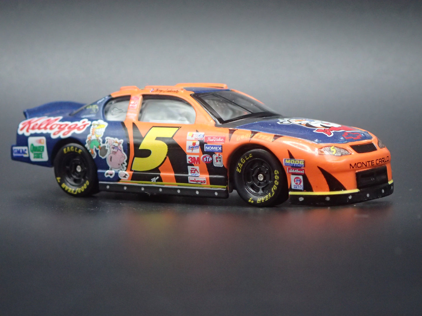 2001 01 CHEVROLET MONTE CARLO 5 TERRY LABONTE NASCAR 1:64 SCALE DIECAST MODEL CAR