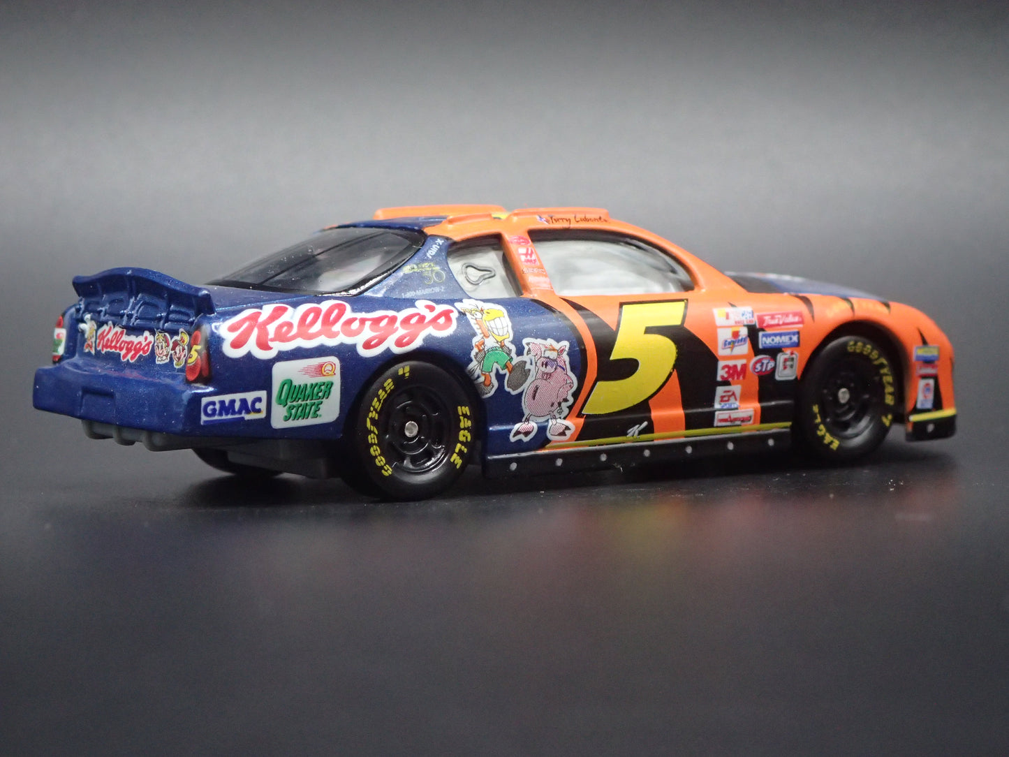 2001 01 CHEVROLET MONTE CARLO 5 TERRY LABONTE NASCAR 1:64 SCALE DIECAST MODEL CAR