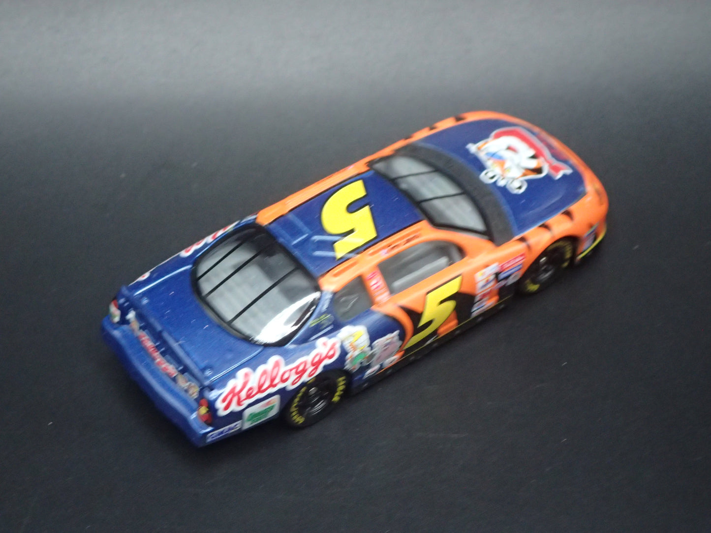 2001 01 CHEVROLET MONTE CARLO 5 TERRY LABONTE NASCAR 1:64 SCALE DIECAST MODEL CAR