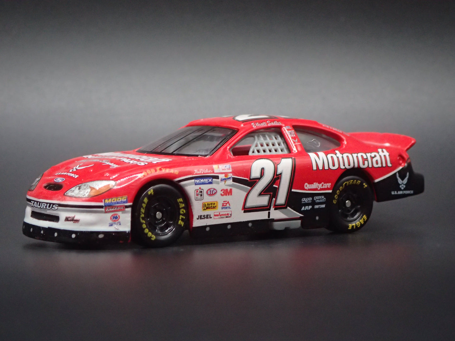 2001 01 FORD TAURUS 21 ELLIOTT SADLER NASCAR 1:64 SCALE DIECAST MODEL CAR