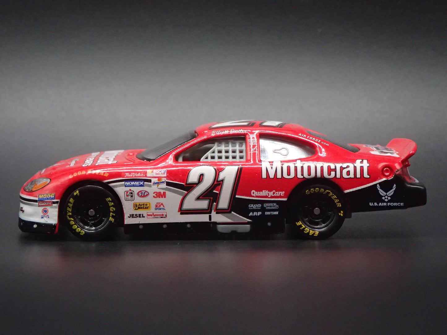 2001 01 FORD TAURUS 21 ELLIOTT SADLER NASCAR 1:64 SCALE DIECAST MODEL CAR