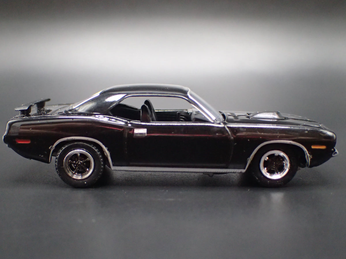 1970 70 PLYMOUTH HEMI CUDA BLACK 1:64 SCALE COLLECTIBLE DIORAMA DIECAST MODEL CAR