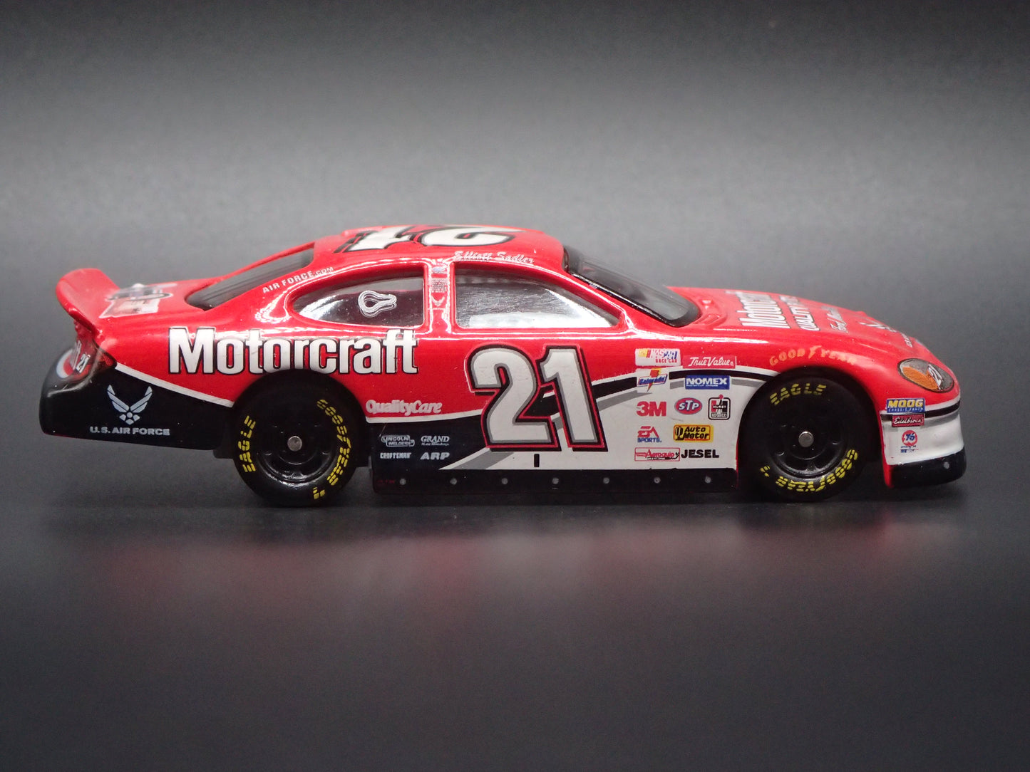 2001 01 FORD TAURUS 21 ELLIOTT SADLER NASCAR 1:64 SCALE DIECAST MODEL CAR