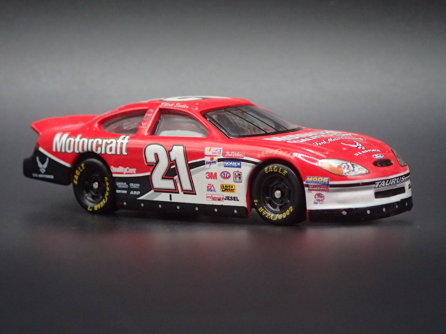 2001 01 FORD TAURUS 21 ELLIOTT SADLER NASCAR 1:64 SCALE DIECAST MODEL CAR