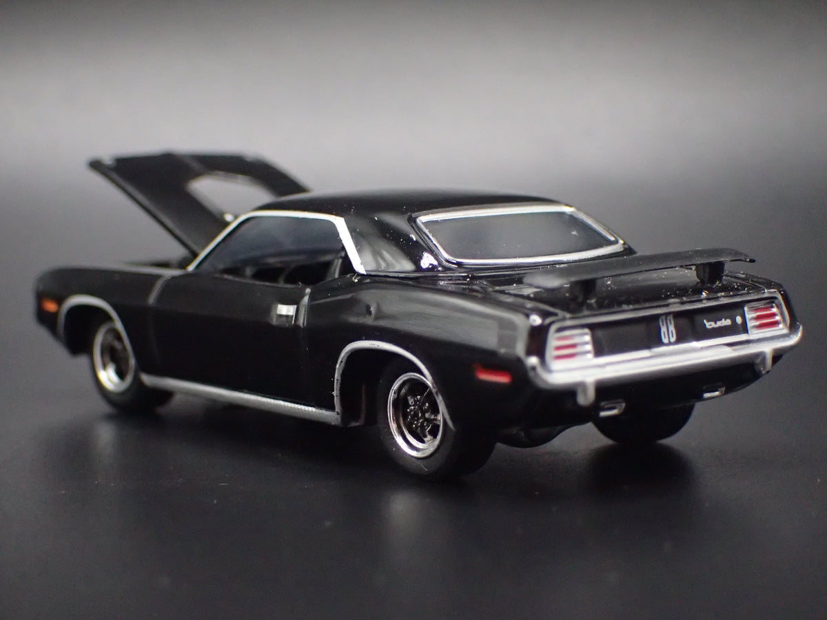 1970 70 PLYMOUTH HEMI CUDA BLACK 1:64 SCALE COLLECTIBLE DIORAMA DIECAST MODEL CAR