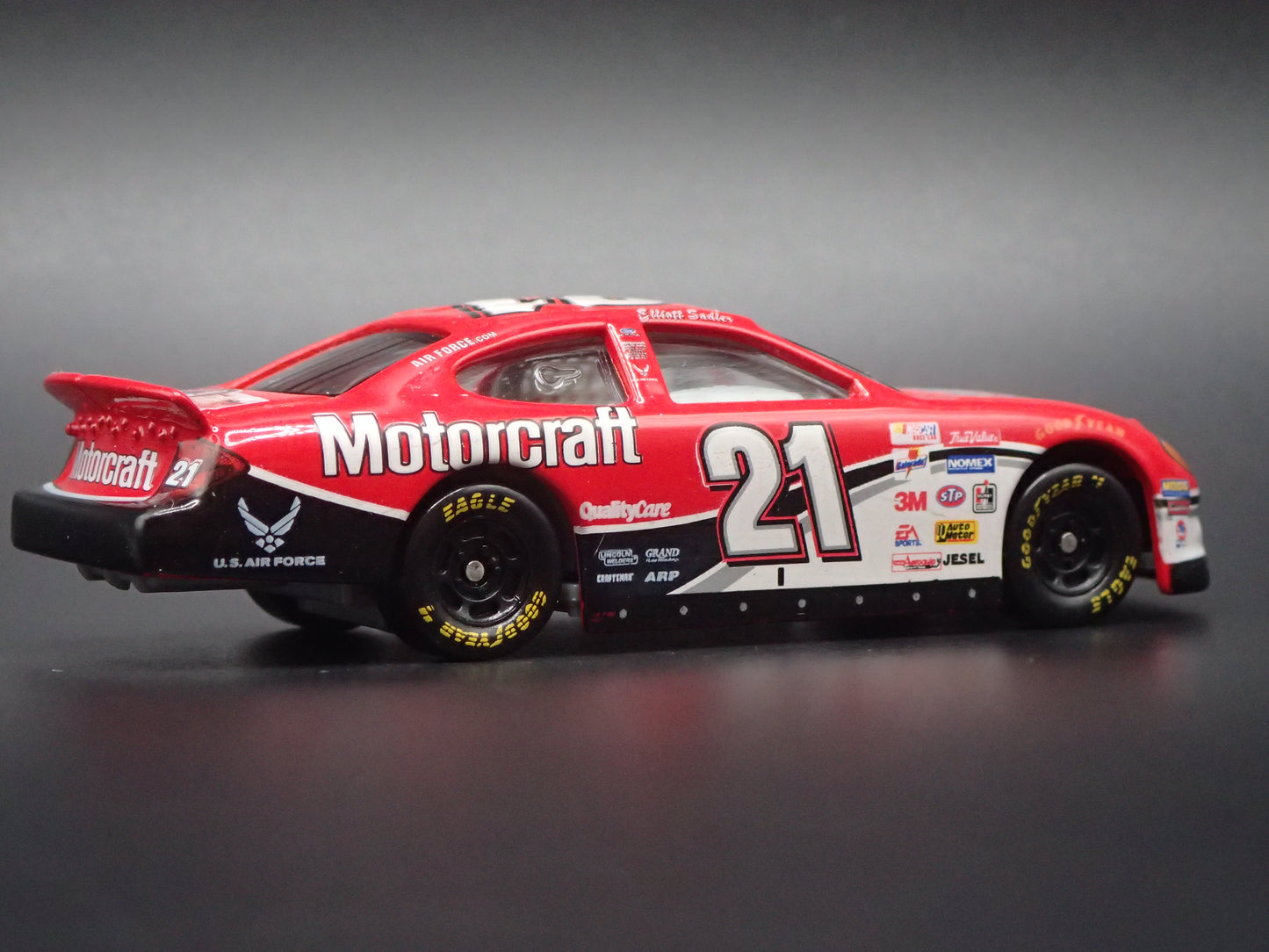 2001 01 FORD TAURUS 21 ELLIOTT SADLER NASCAR 1:64 SCALE DIECAST MODEL CAR
