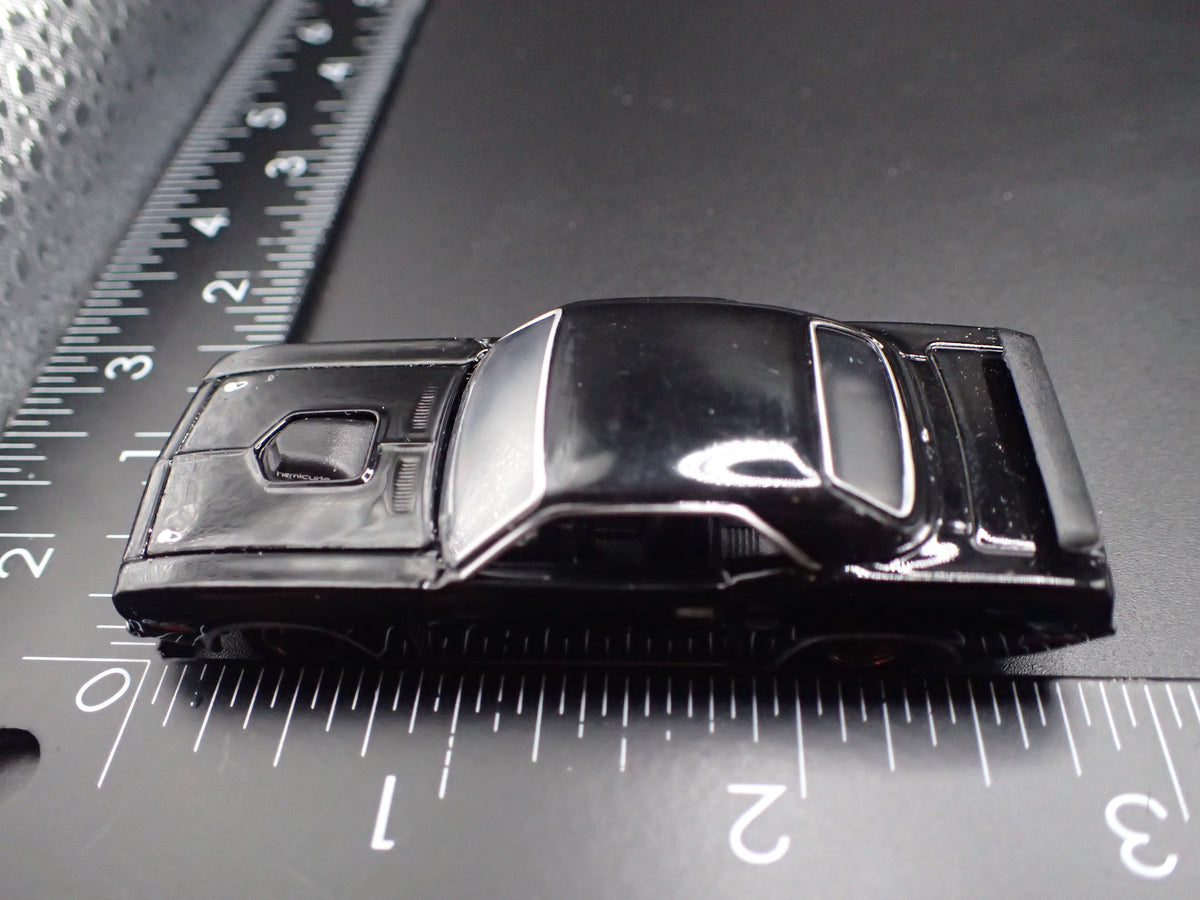 1970 70 PLYMOUTH HEMI CUDA BLACK 1:64 SCALE COLLECTIBLE DIORAMA DIECAST MODEL CAR