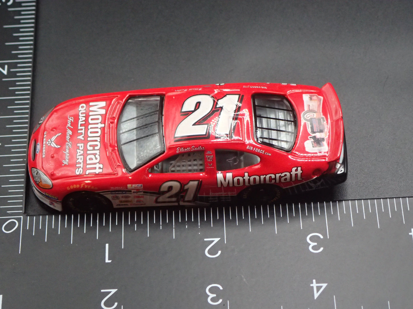 2001 01 FORD TAURUS 21 ELLIOTT SADLER NASCAR 1:64 SCALE DIECAST MODEL CAR