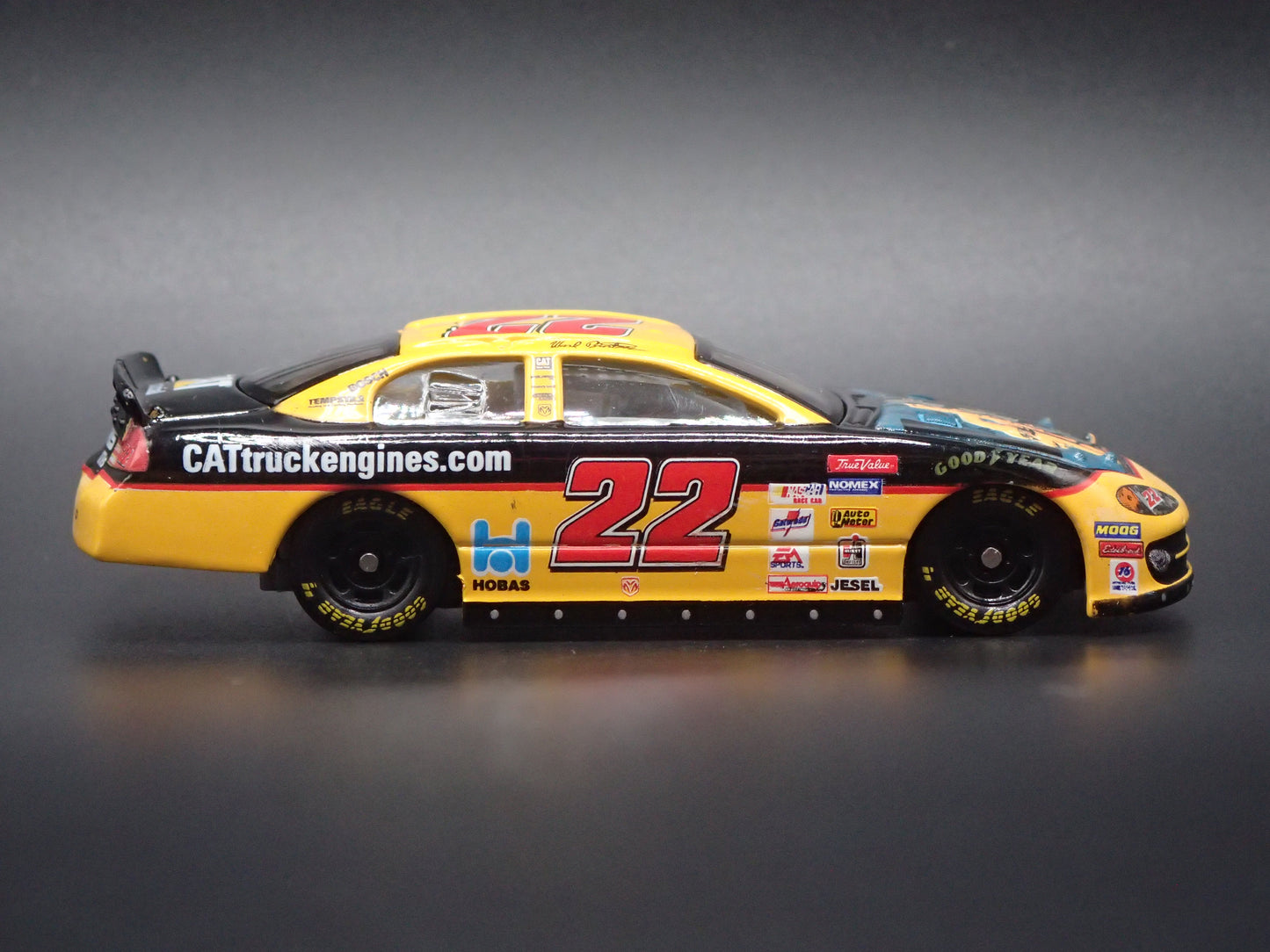 2001 01 DODGE INTREPID 22 WARD BURTON NASCAR 1:64 SCALE DIECAST MODEL CAR