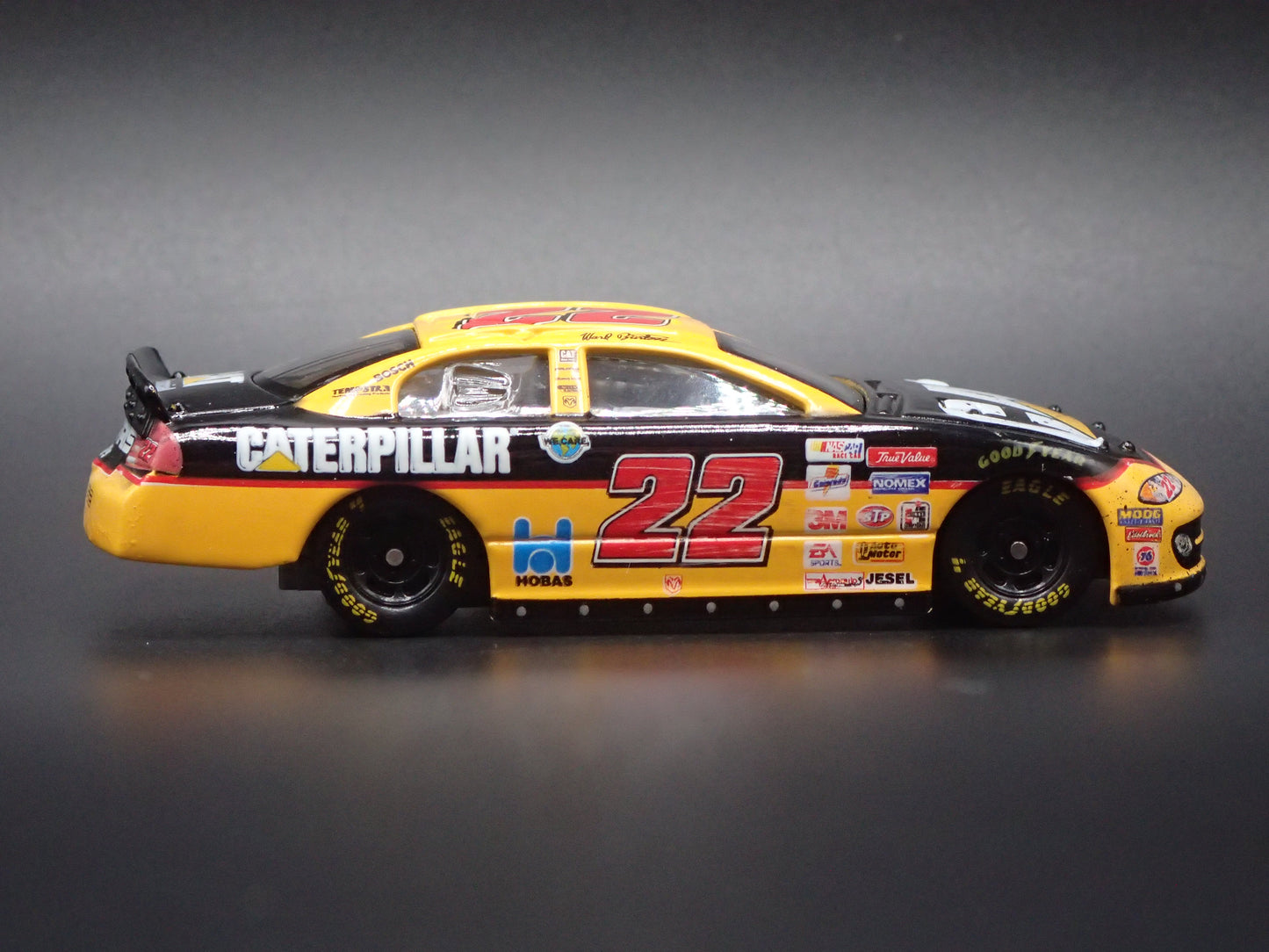 2001 01 DODGE INTREPID 22 WARD BURTON NASCAR 1:64 SCALE DIECAST MODEL CAR