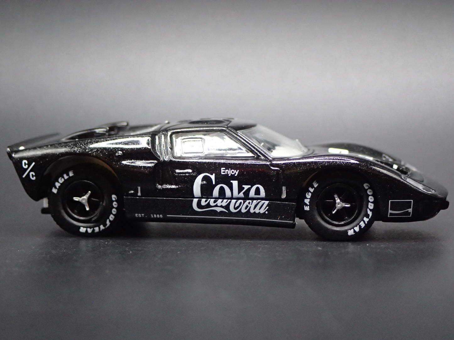 1966 66 FORD GT40 MK II RACE CAR COCA COLA 1:64 SCALE DIORAMA DIECAST MODEL CAR