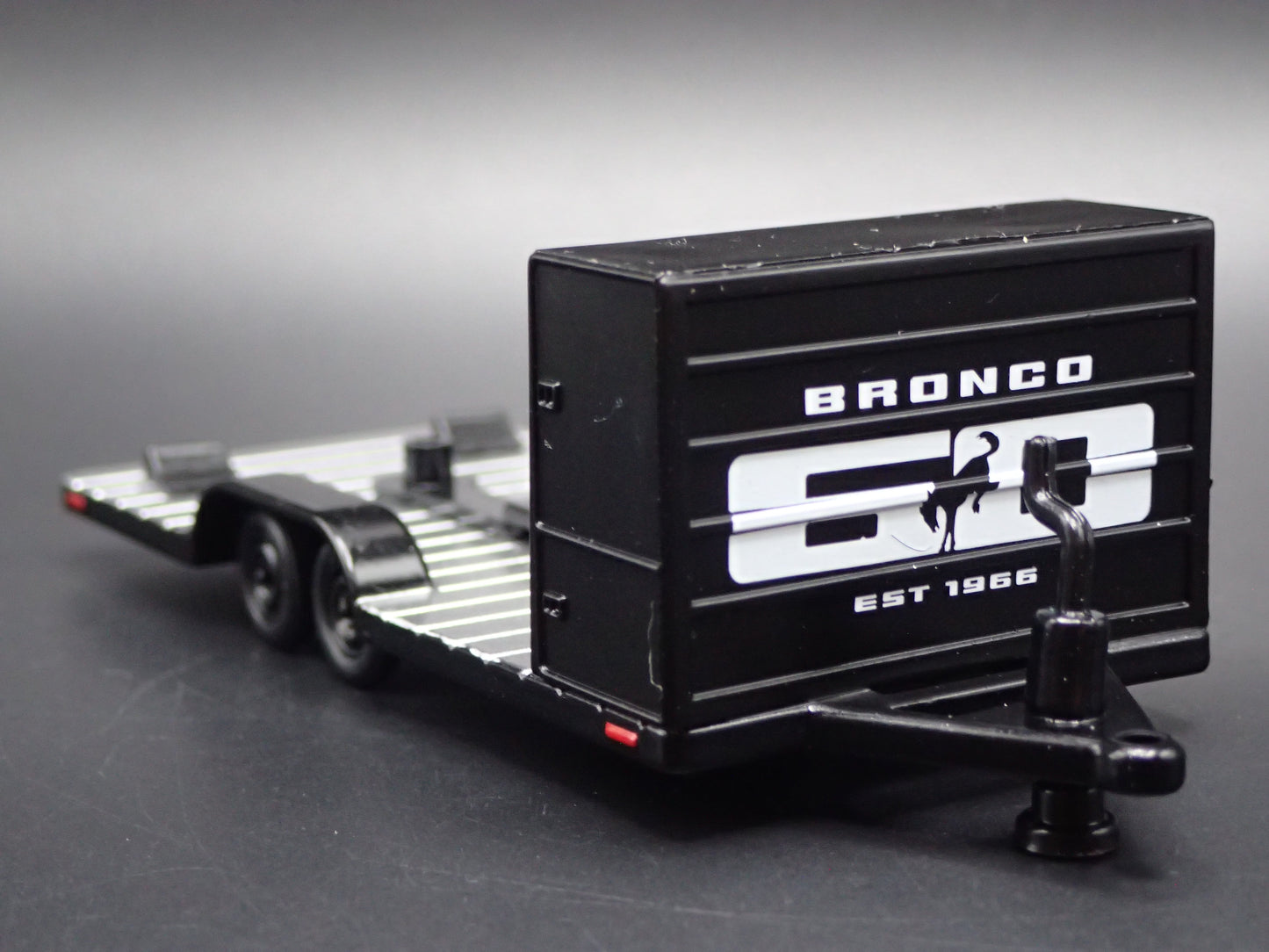 BLACK RACING FLATBED CAR HAULER TRAILER 1:64 SCALE DIORAMA PROP MODEL CAR