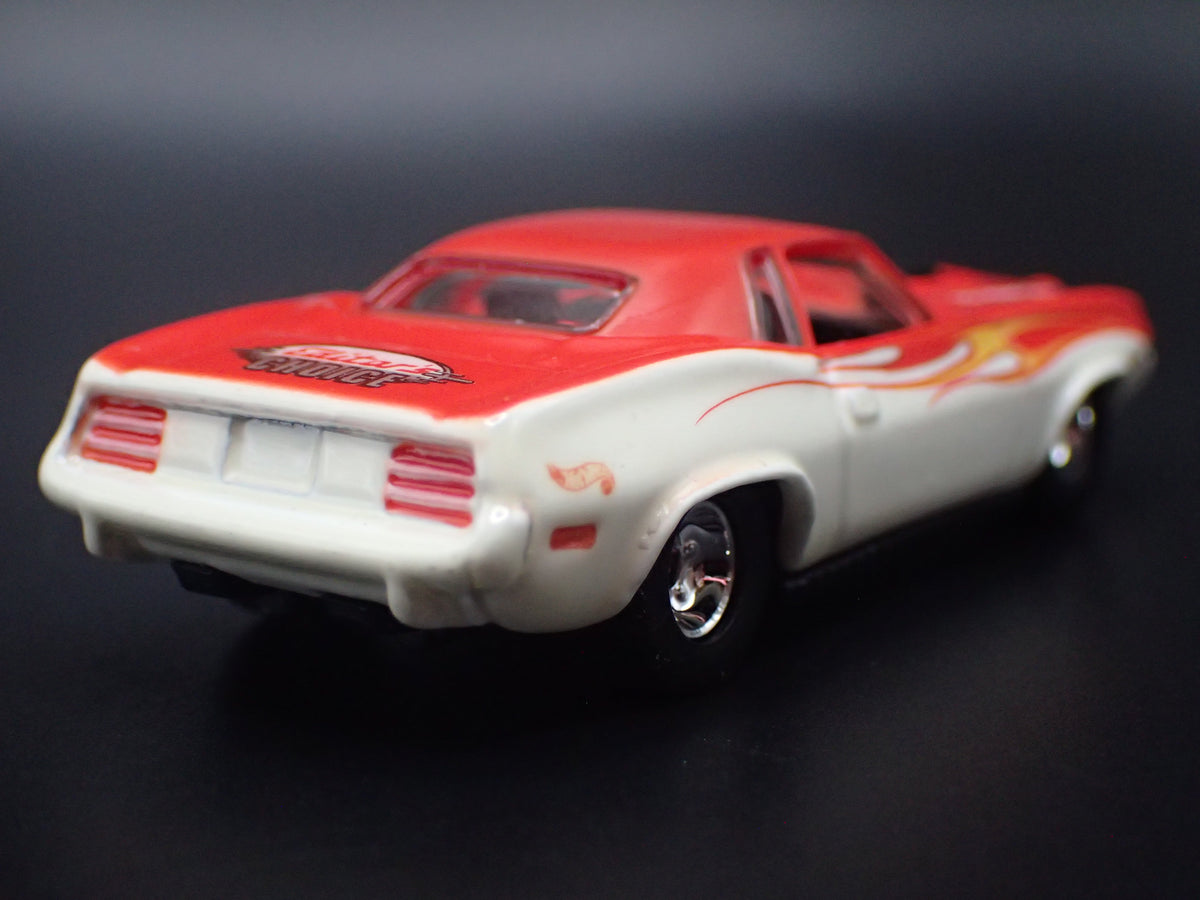 1970 70 PLYMOUTH HEMI CUDA WHITE 1:64 SCALE DIORAMA DIECAST MODEL CAR