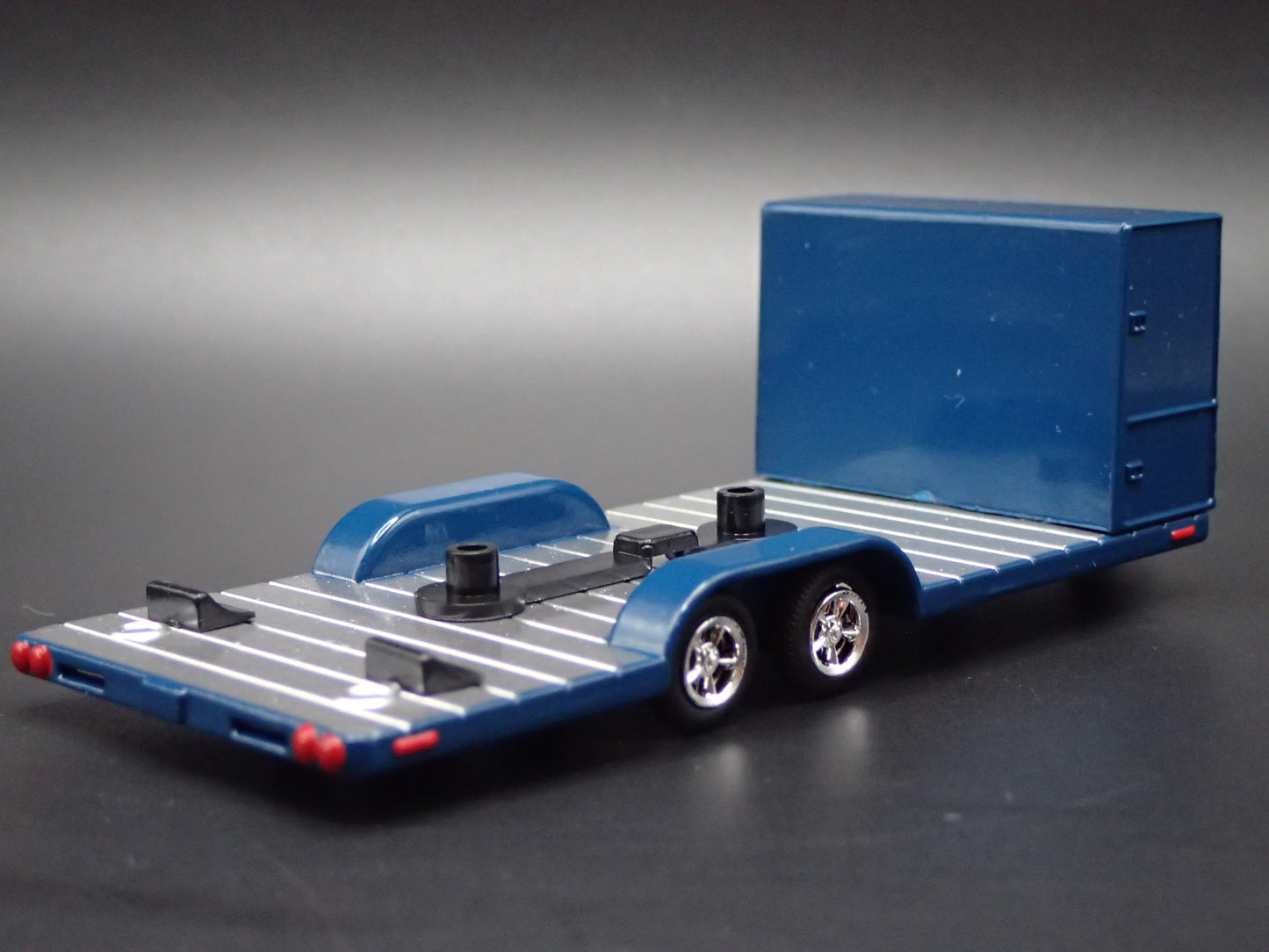 BLUE RACING FLATBED CAR HAULER TRAILER 1:64 SCALE DIORAMA PROP MODEL CAR