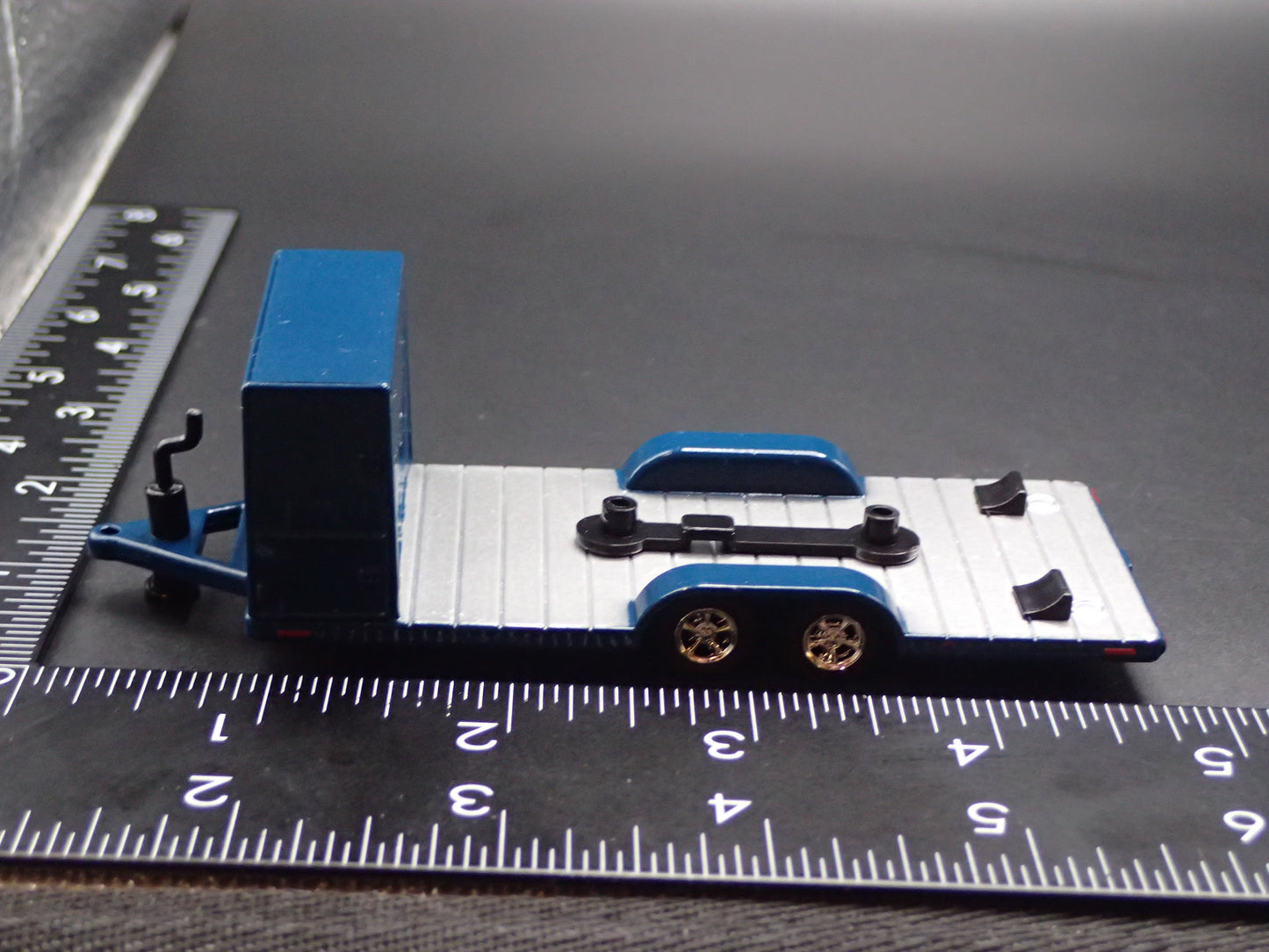 BLUE RACING FLATBED CAR HAULER TRAILER 1:64 SCALE DIORAMA PROP MODEL CAR