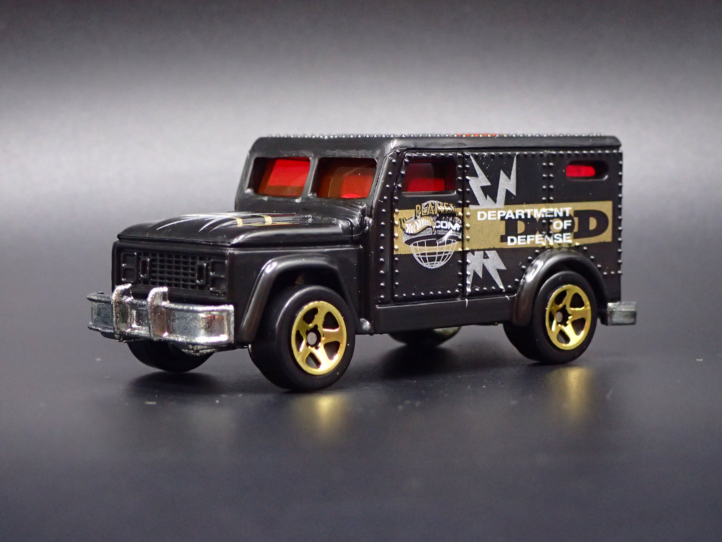 DEPARTMENT OF DEFENSE INTERNATIONAL ARMORED TRUCK 1:64 HW SCALE DIECAST MODEL CAR