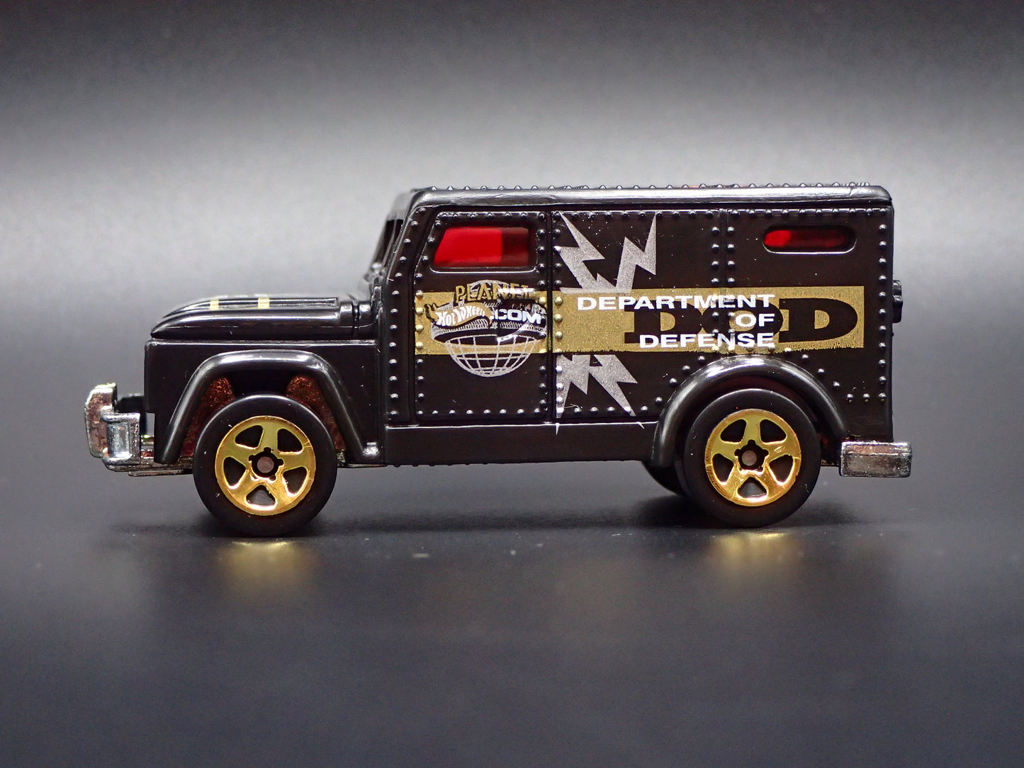 DEPARTMENT OF DEFENSE INTERNATIONAL ARMORED TRUCK 1:64 HW SCALE DIECAST MODEL CAR