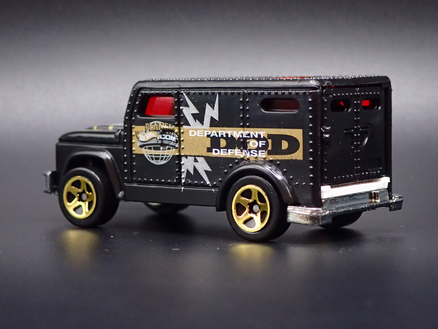 DEPARTMENT OF DEFENSE INTERNATIONAL ARMORED TRUCK 1:64 HW SCALE DIECAST MODEL CAR