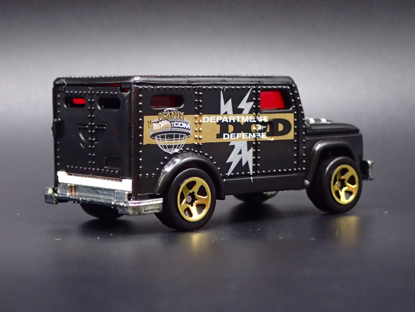 DEPARTMENT OF DEFENSE INTERNATIONAL ARMORED TRUCK 1:64 HW SCALE DIECAST MODEL CAR