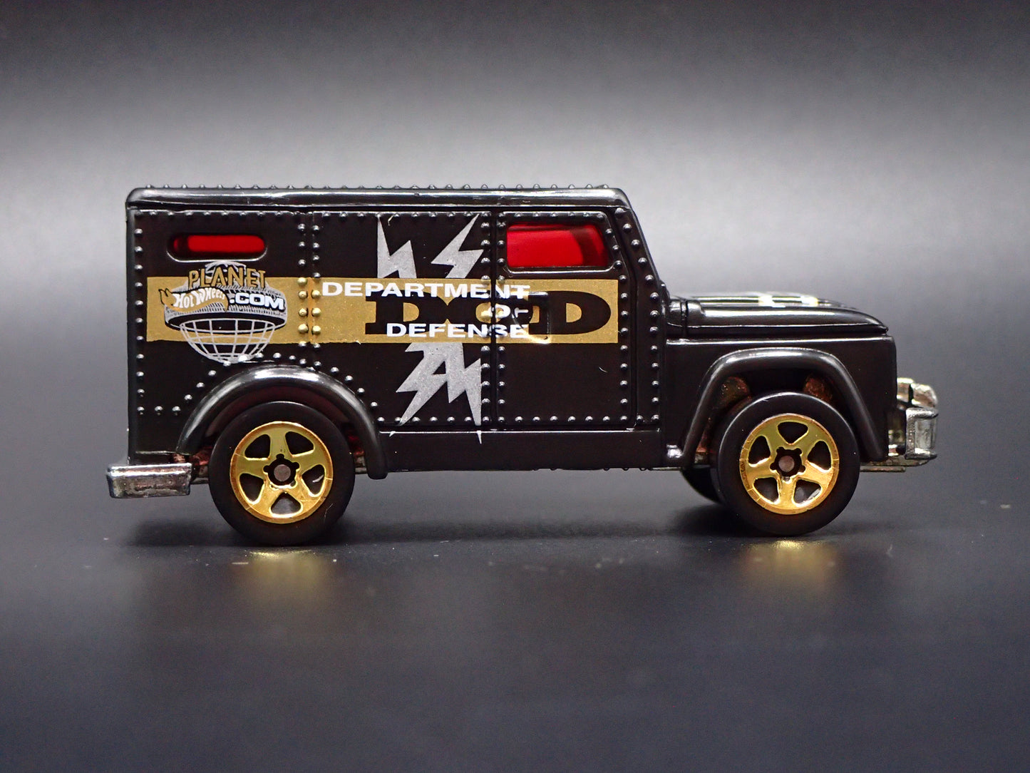 DEPARTMENT OF DEFENSE INTERNATIONAL ARMORED TRUCK 1:64 HW SCALE DIECAST MODEL CAR