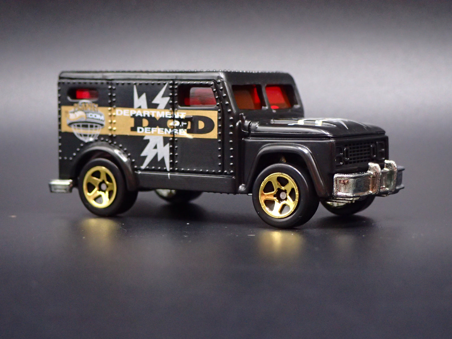 DEPARTMENT OF DEFENSE INTERNATIONAL ARMORED TRUCK 1:64 HW SCALE DIECAST MODEL CAR
