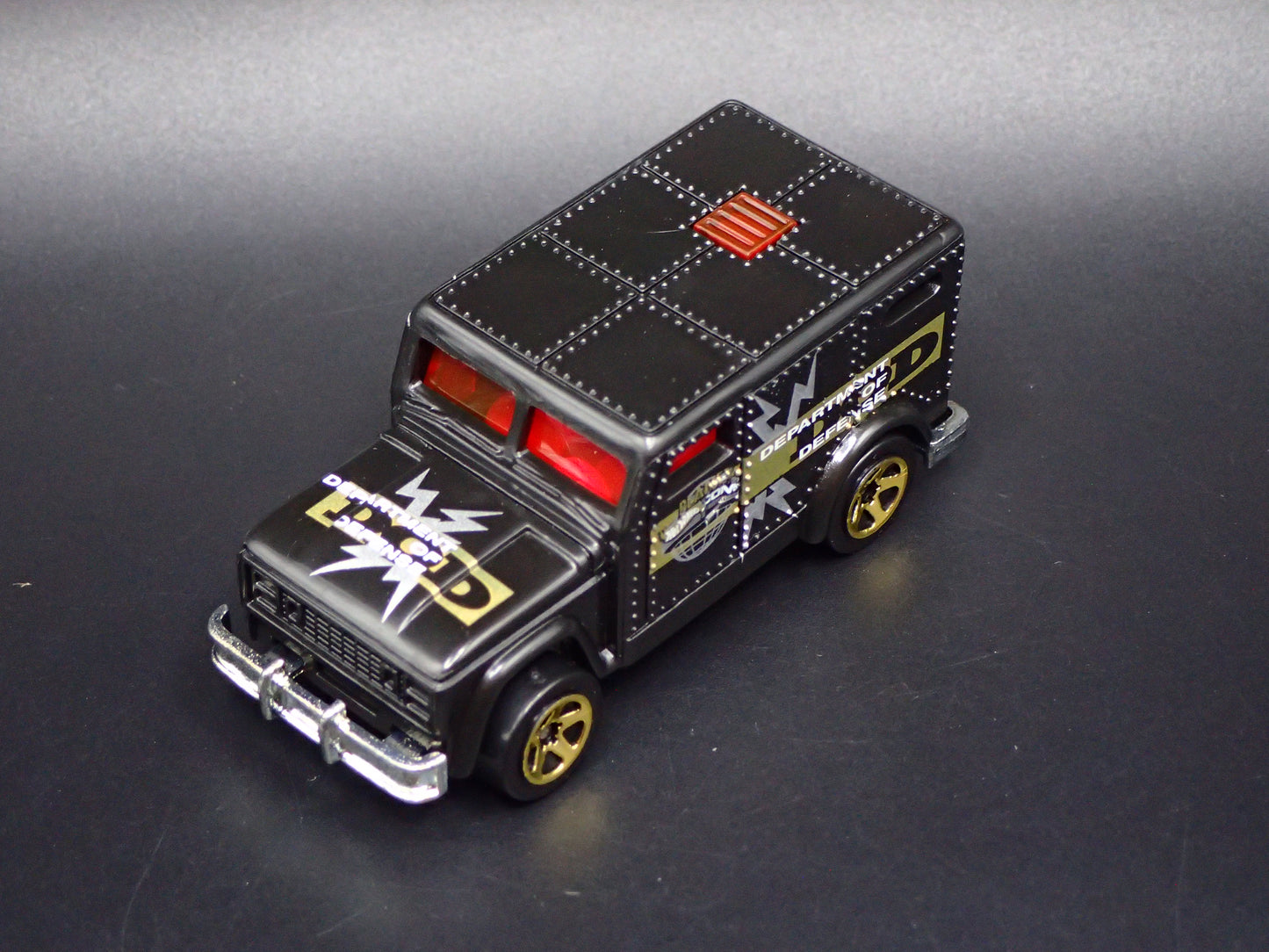 DEPARTMENT OF DEFENSE INTERNATIONAL ARMORED TRUCK 1:64 HW SCALE DIECAST MODEL CAR