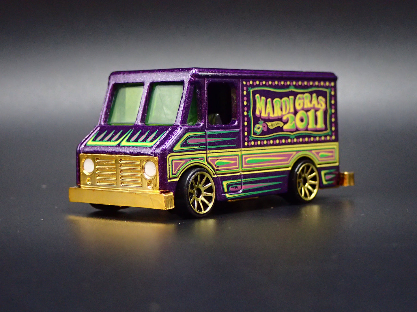 CHEVY GMC STEP BOX VAN MARDI GRAS 2011 1:64 SCALE DIORAMA DIECAST MODEL CAR