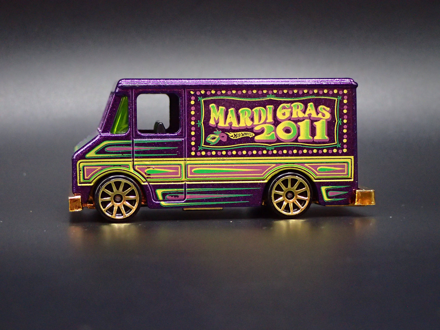 CHEVY GMC STEP BOX VAN MARDI GRAS 2011 1:64 SCALE DIORAMA DIECAST MODEL CAR