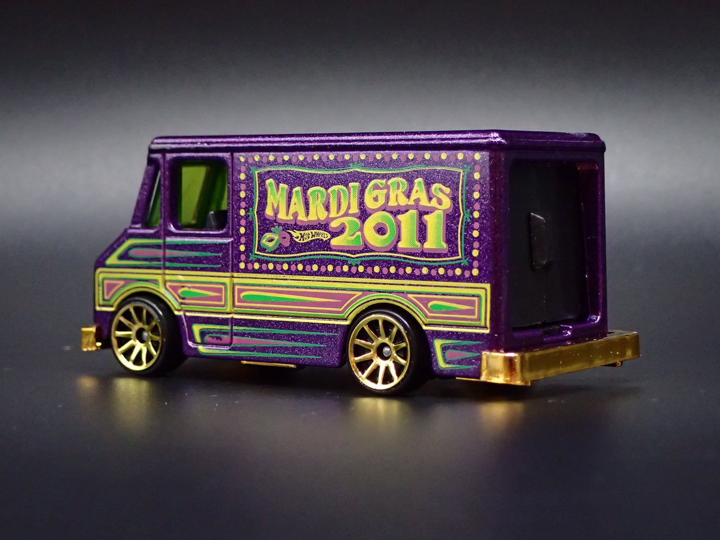 CHEVY GMC STEP BOX VAN MARDI GRAS 2011 1:64 SCALE DIORAMA DIECAST MODEL CAR