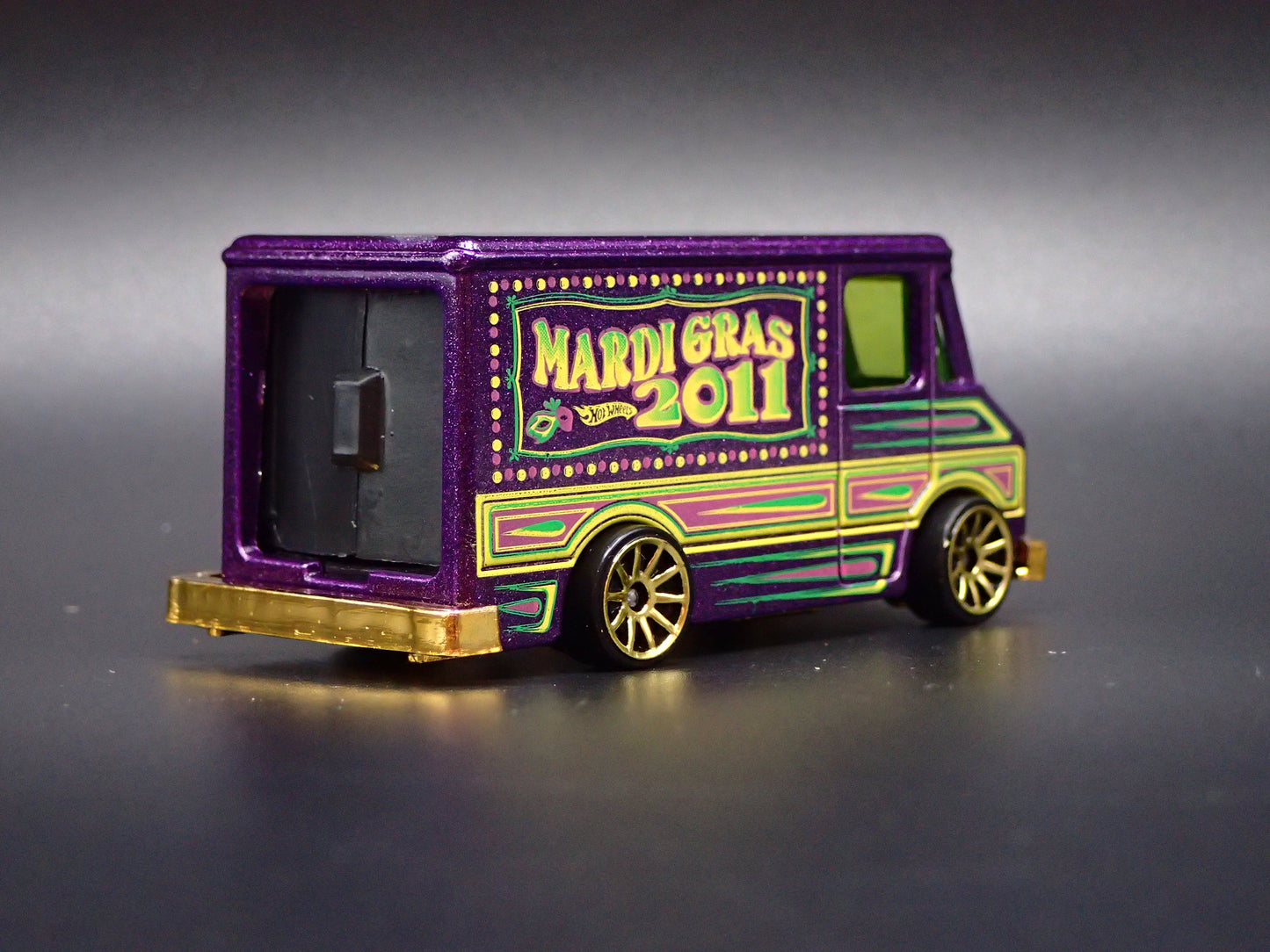 CHEVY GMC STEP BOX VAN MARDI GRAS 2011 1:64 SCALE DIORAMA DIECAST MODEL CAR