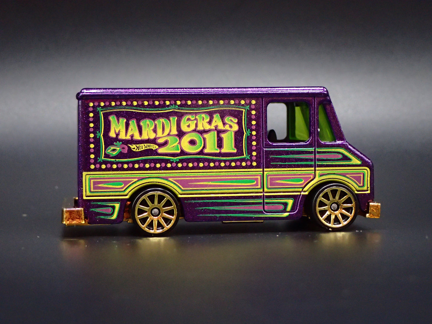 CHEVY GMC STEP BOX VAN MARDI GRAS 2011 1:64 SCALE DIORAMA DIECAST MODEL CAR
