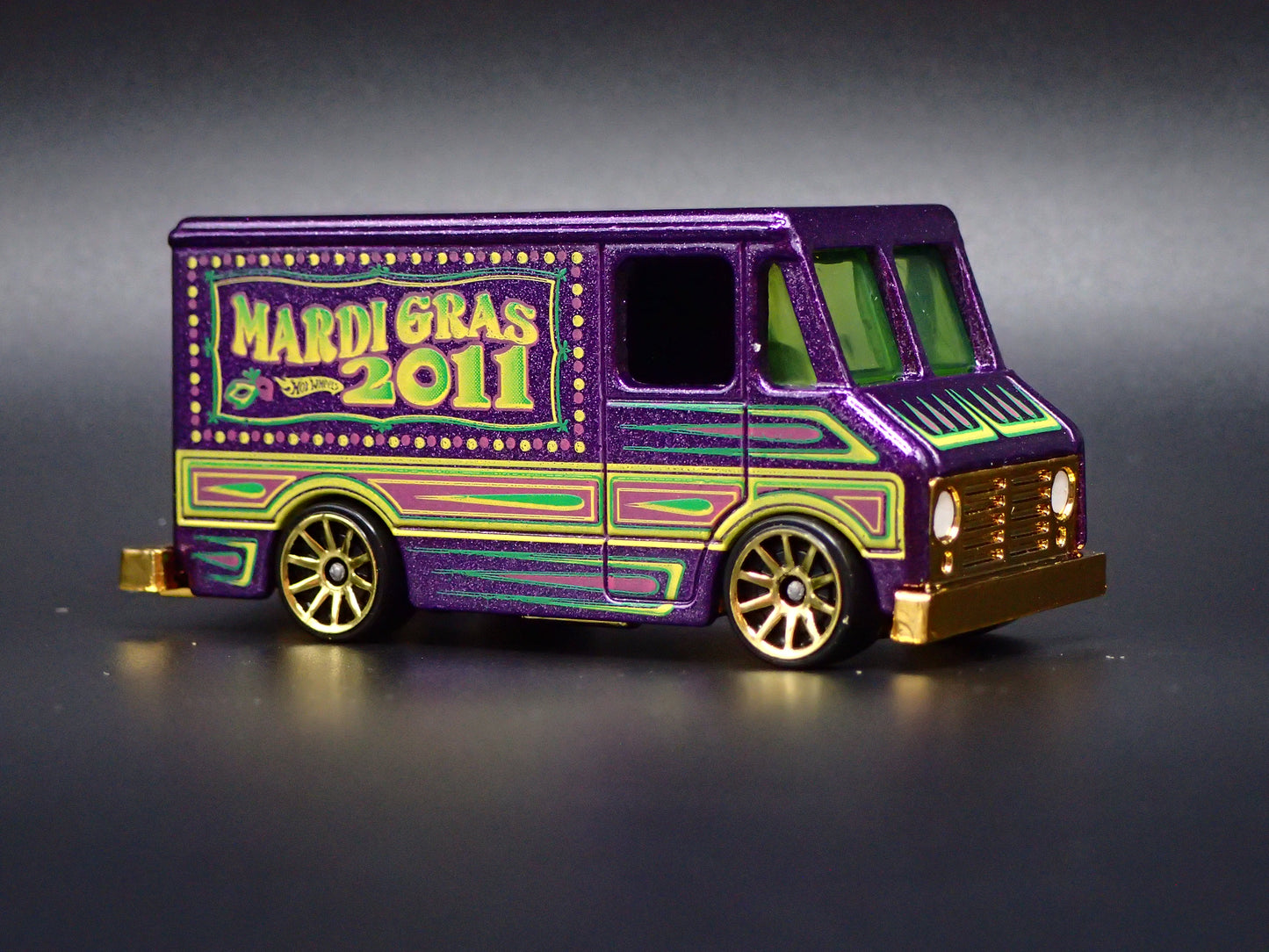 CHEVY GMC STEP BOX VAN MARDI GRAS 2011 1:64 SCALE DIORAMA DIECAST MODEL CAR