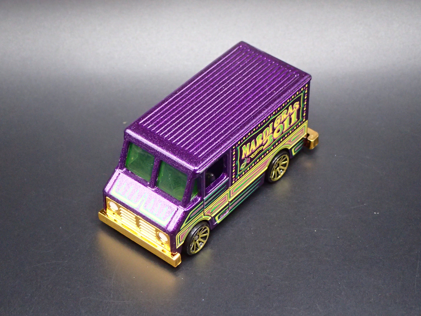 CHEVY GMC STEP BOX VAN MARDI GRAS 2011 1:64 SCALE DIORAMA DIECAST MODEL CAR