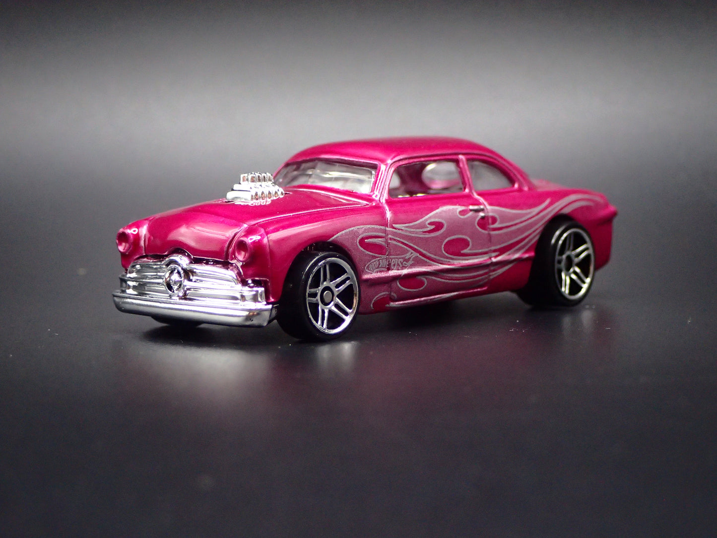 1949-1951 FORD SHOE BOX CLUB COUPE PINK 1:64 SCALE DIORAMA DIECAST MODEL CAR