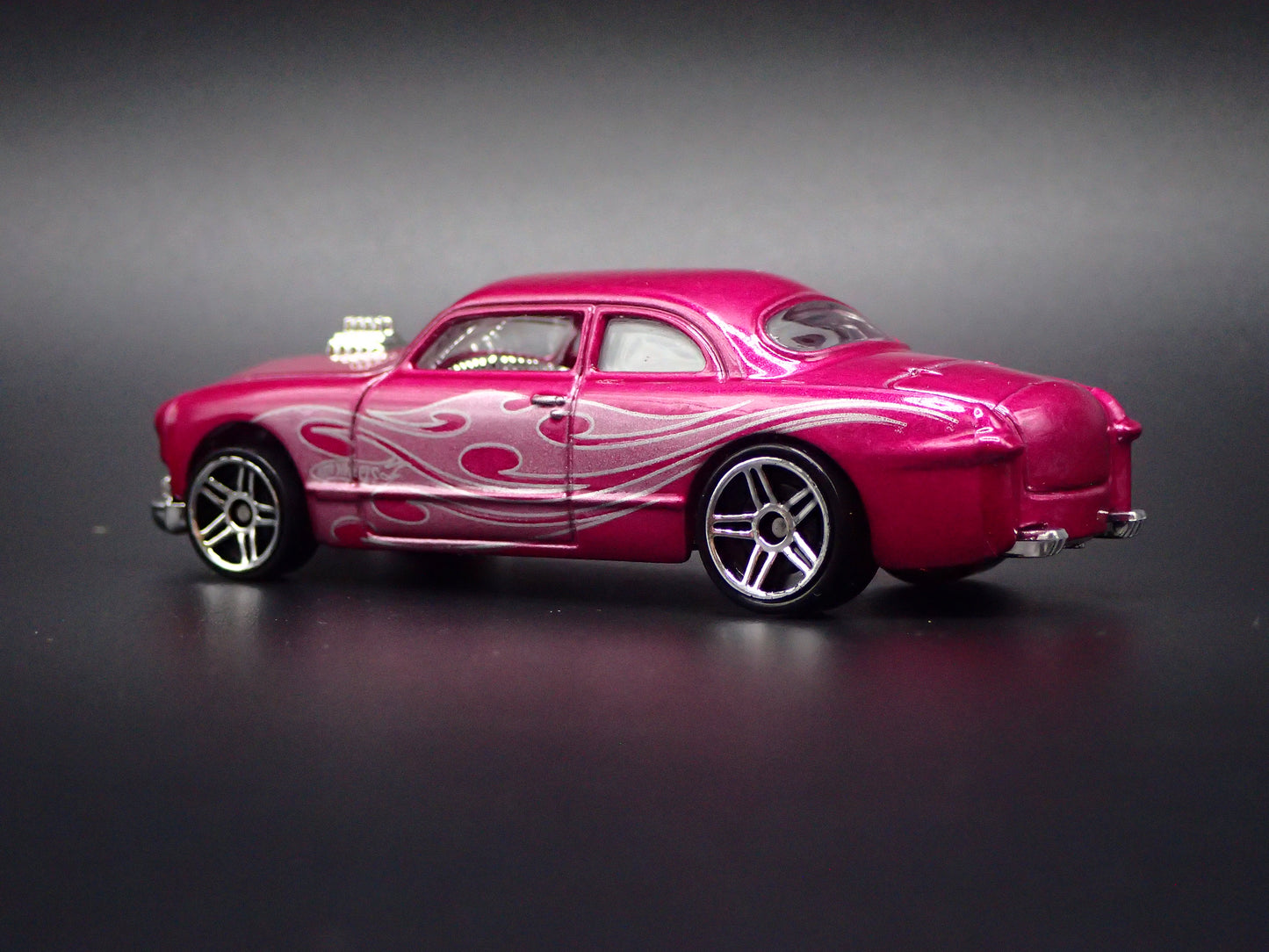 1949-1951 FORD SHOE BOX CLUB COUPE PINK 1:64 SCALE DIORAMA DIECAST MODEL CAR