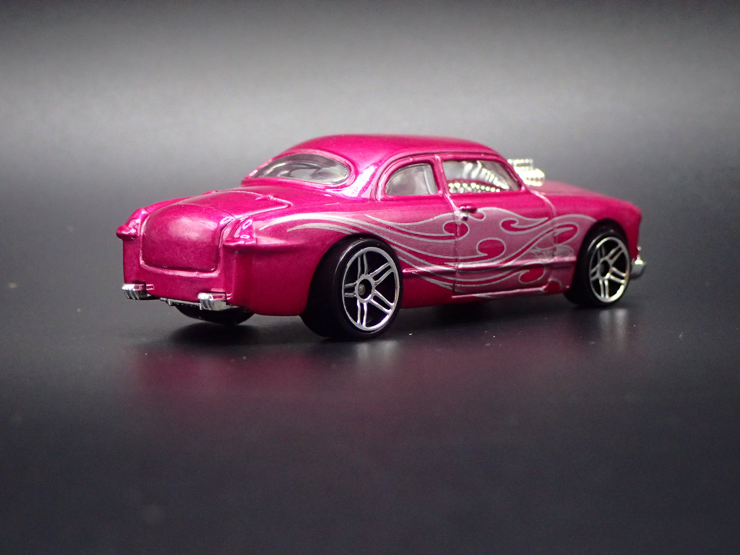 1949-1951 FORD SHOE BOX CLUB COUPE PINK 1:64 SCALE DIORAMA DIECAST MODEL CAR