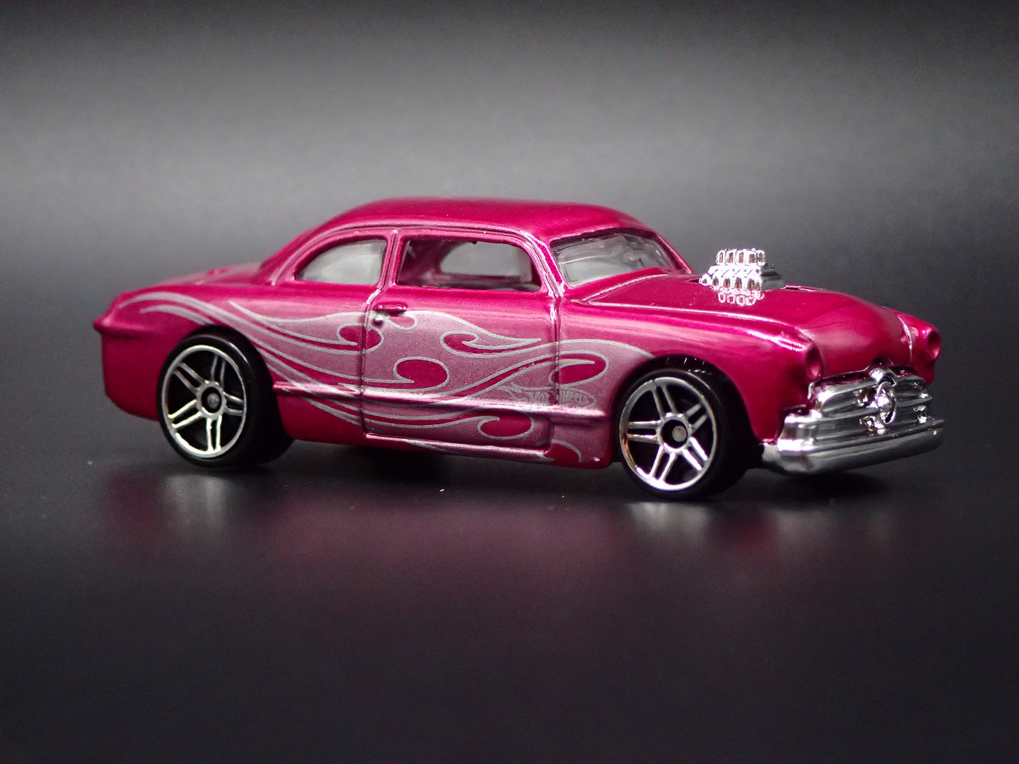 1949-1951 FORD SHOE BOX CLUB COUPE PINK 1:64 SCALE DIORAMA DIECAST MODEL CAR