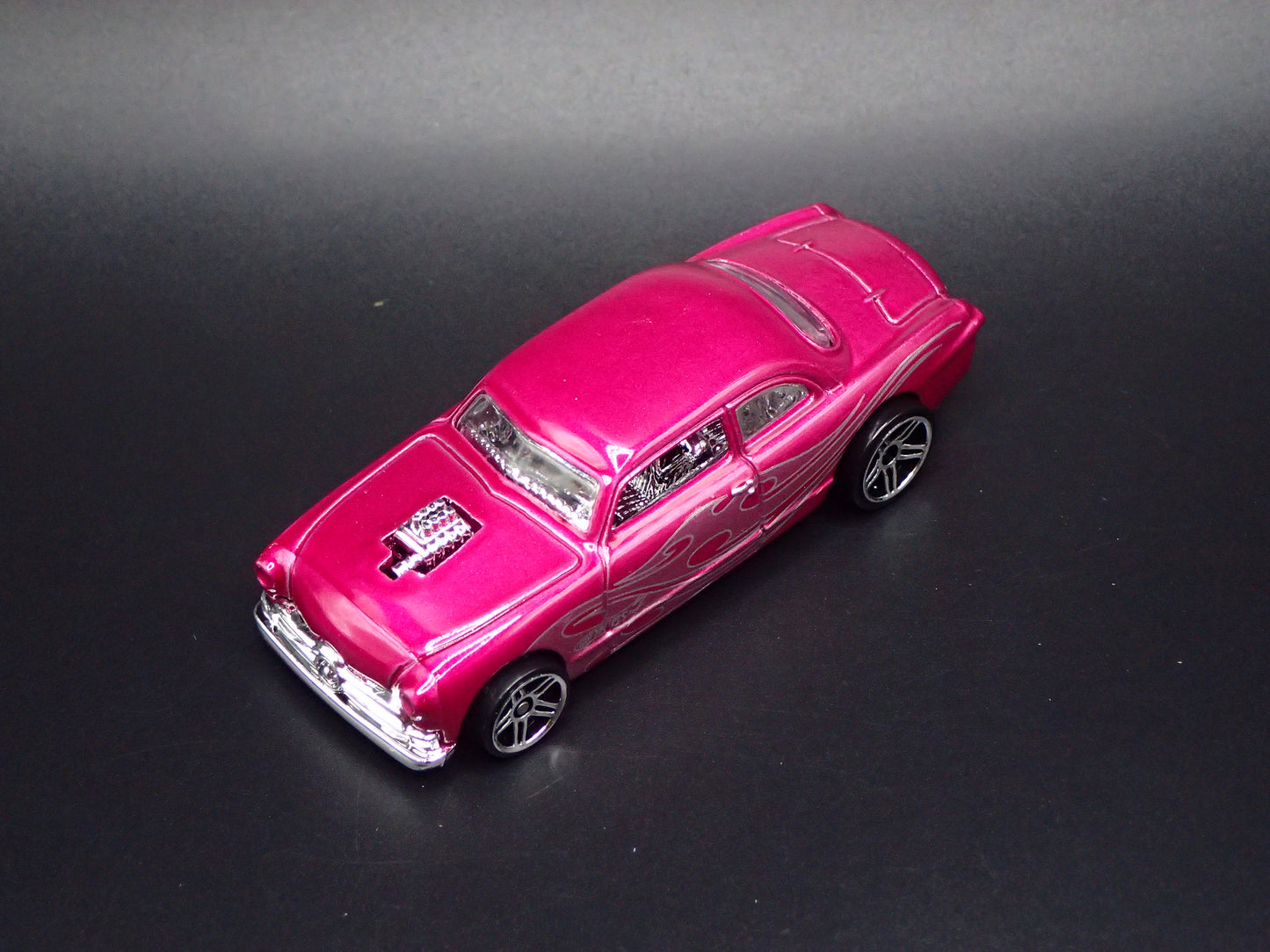 1949-1951 FORD SHOE BOX CLUB COUPE PINK 1:64 SCALE DIORAMA DIECAST MODEL CAR