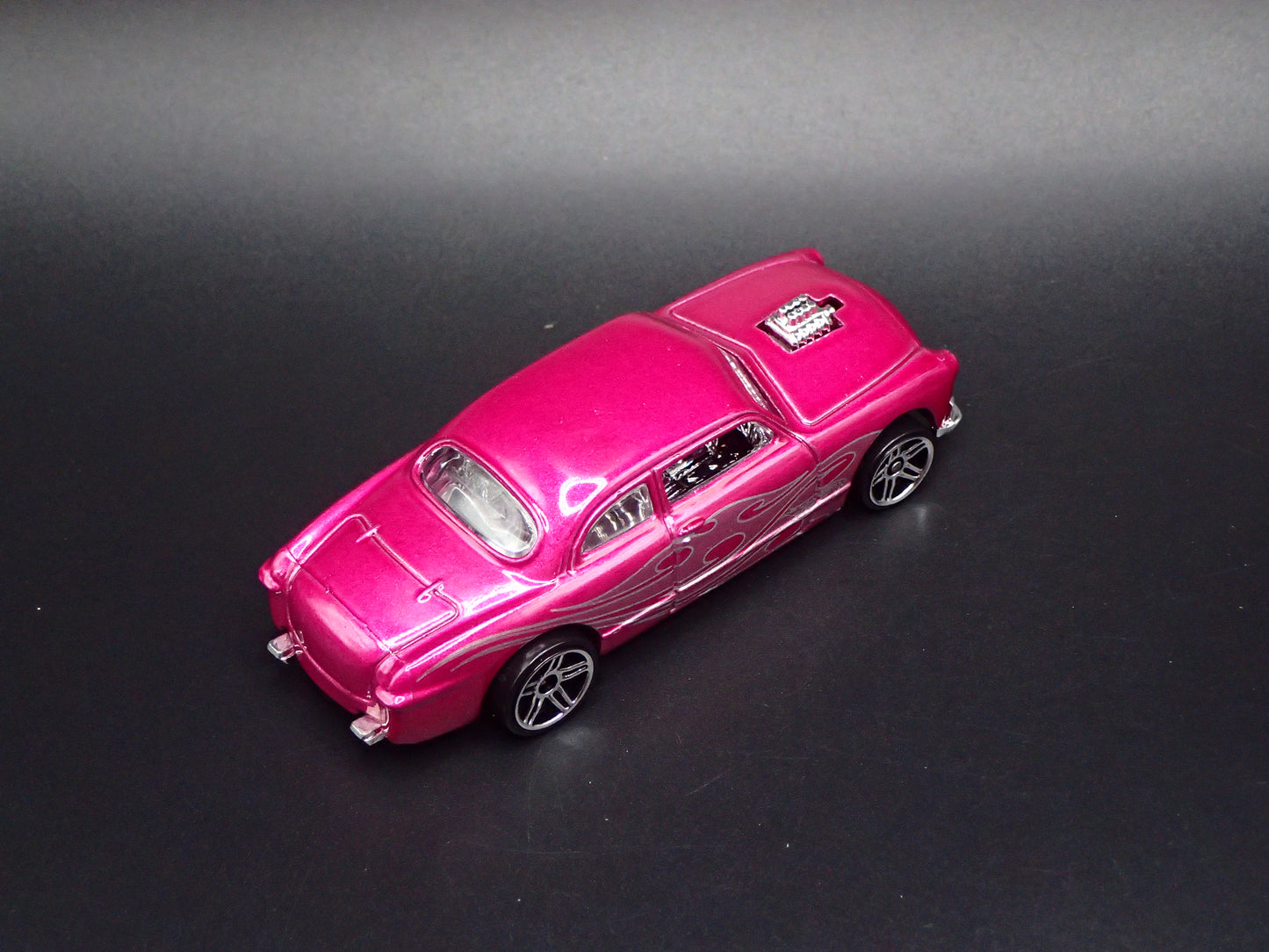 1949-1951 FORD SHOE BOX CLUB COUPE PINK 1:64 SCALE DIORAMA DIECAST MODEL CAR