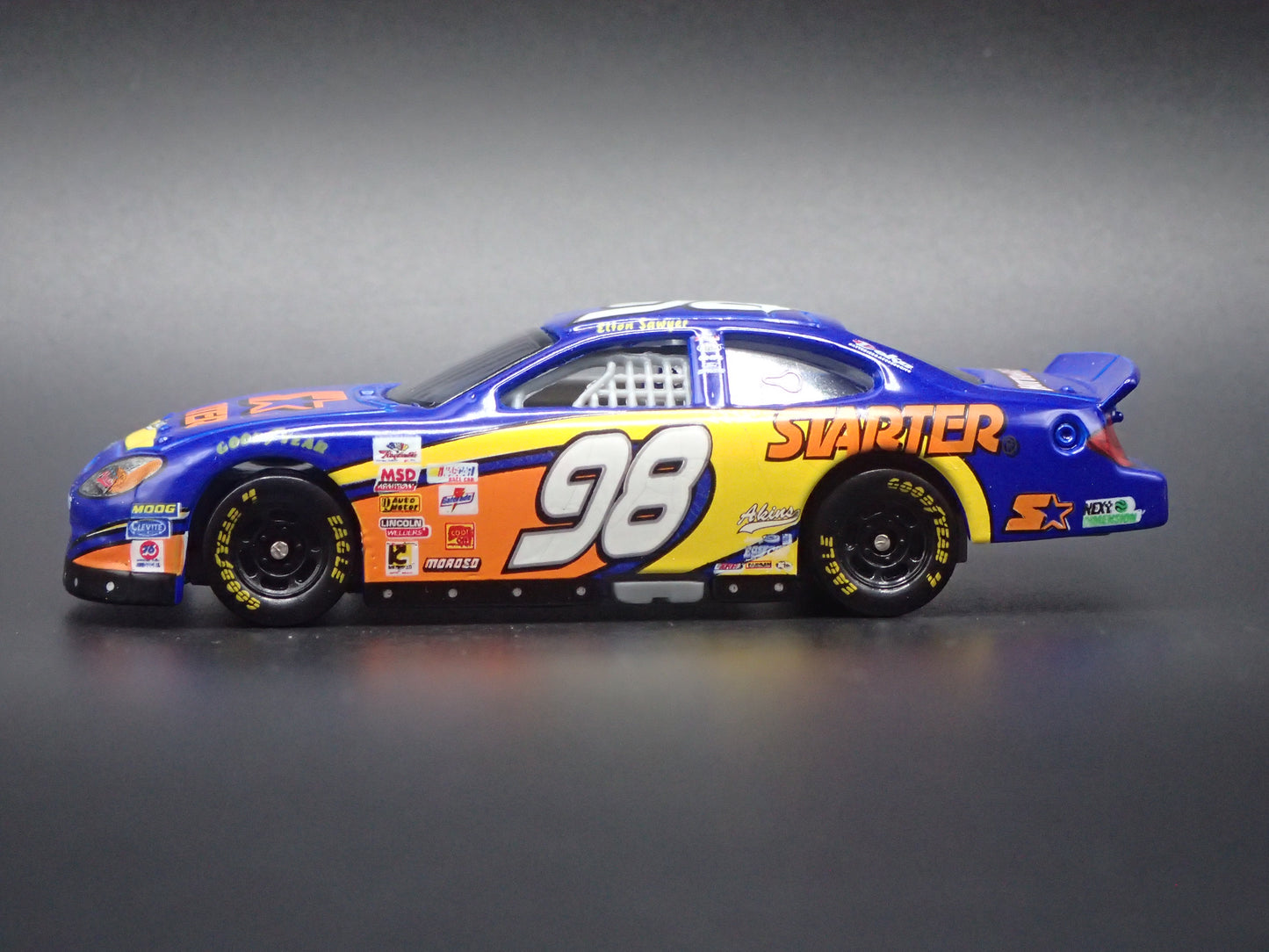 2001 01 FORD TAURUS 98 ELTON SAWYER NASCAR 1:64 SCALE DIECAST MODEL CAR