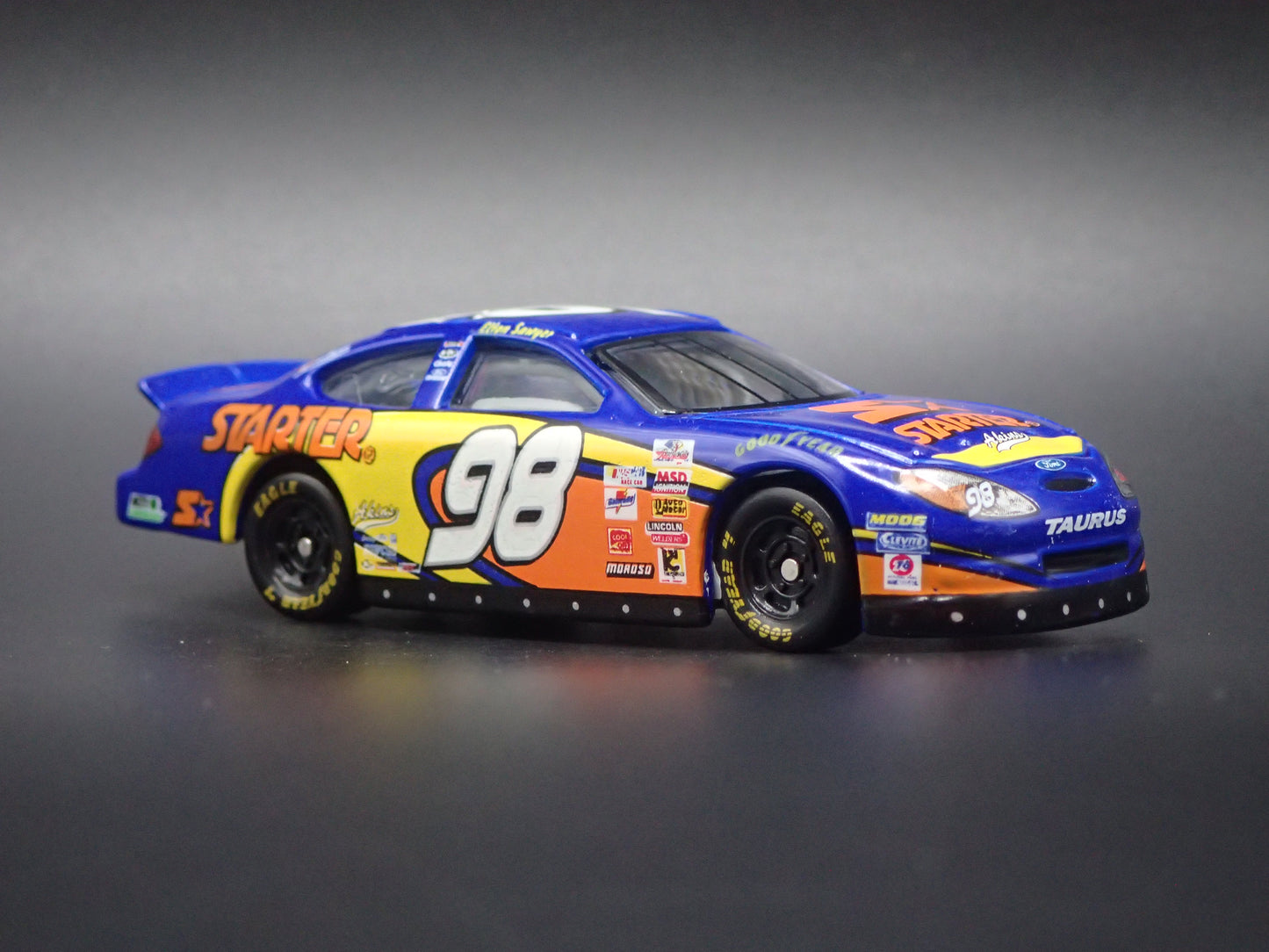 2001 01 FORD TAURUS 98 ELTON SAWYER NASCAR 1:64 SCALE DIECAST MODEL CAR